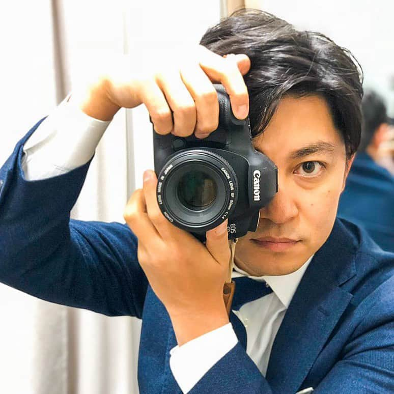 森圭介さんのインスタグラム写真 - (森圭介Instagram)「* インスタを始めて今日で1年。  最近では社内や街中でも 「インスタ見てるよ」と声をかけてもらうことも増えた。 テレビで見たことないけど フォローしてますっていう人もいる。 ありがたくて泣けるよ。ドライアイも潤うよ。潤だよ。  こんなおじさんのインスタを見ても1円の得にもならないし 解けない計算問題の答えのヒントにもならないし 寝違えた首の痛みがとれるわけでもないし 晩ご飯の献立の助けにもならない。  それでも見てくれてる人がいる。 だからおじさんはおじさんの写真を 広大なインターネット空間に放出する。  テレビの仕事をしてるんだから テレビに出てナンボ、声を出してナンボ という声があるのは重々承知してる。 私だってこの仕事を20年近くしてるんだから そんなことわかってる。  いろんな人の前でいろんなことを話す仕事だ。 くだらないことから 誰かの役に立つこと 目をつむりたくなるような悲しい現実を話すこともある。 自分の口を使って、自分ではない言葉で話すこともある。  でも、言わせてよ。しゃべらせてよ。踊らせてよ。 嘘、ごめん。踊るのは無理。体かたいし。  ピコピコと打ってポンとやれば おじさんの言葉が世界に飛び出すのさ。 それって素敵じゃないか。  このインターネットの世界では 発信しないのは存在しないのと同じ、なんてことを言われる。 だから嫌われても叩かれても、おじさんはピコピコ打つ。  発信したものより みんなからもらったものの方が多かったこの1年。  インスタやってよかったな。 ありがとね。  #1年  #去年の今日 の #1枚  #ドライアイ #潤 #おじさん #森圭介」12月11日 18時37分 - mori_kei_suke