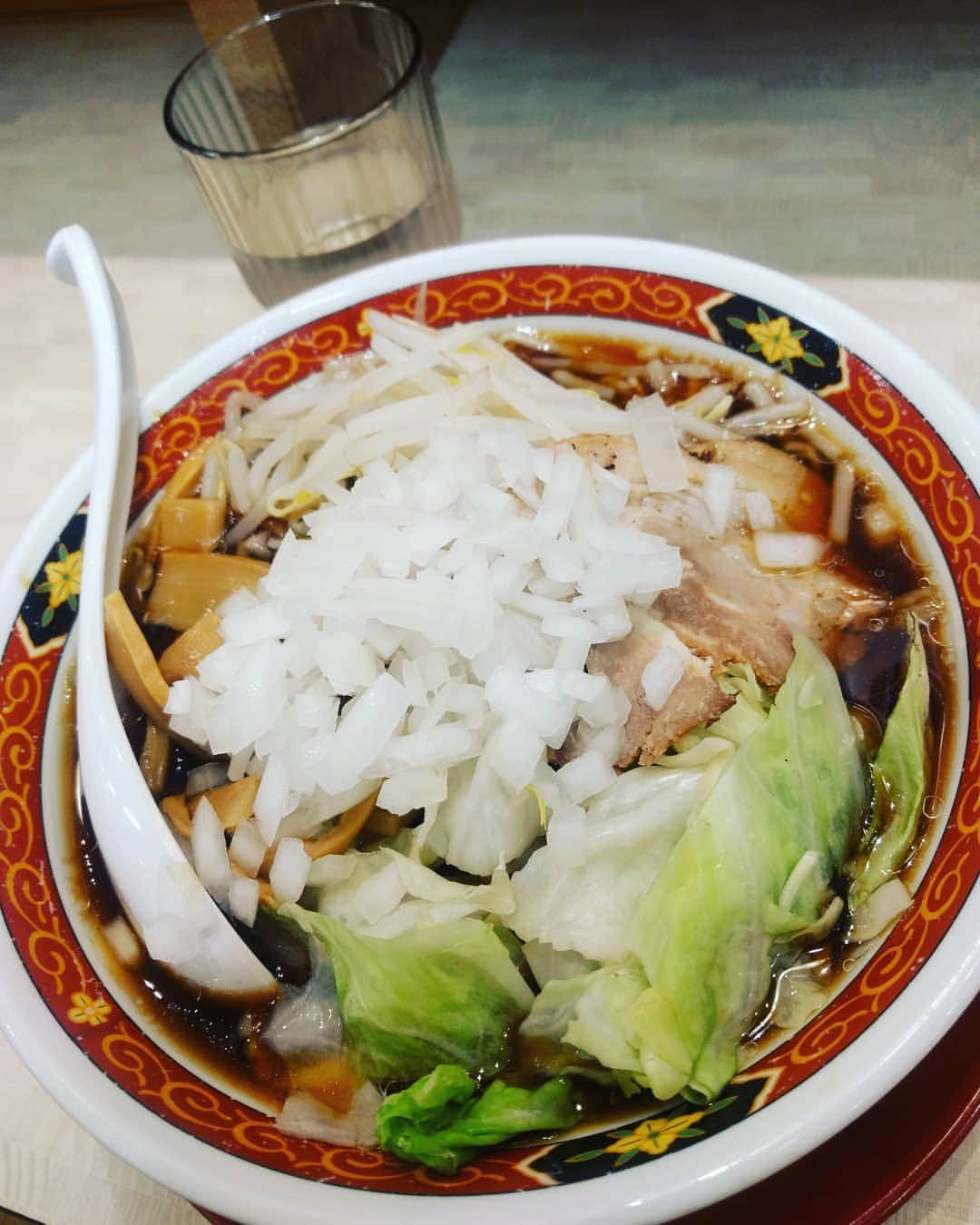 越中睦士さんのインスタグラム写真 - (越中睦士Instagram)「中華食堂一番館の黒醤油ラーメン🍜 こんなに黒いスープなのに、何故にコクが無い、、、？。 逆に凄いね笑　安いけど、不味い。。 スタミナ丼は美味しかった✧ 次回は炒飯に挑戦❗  #ラーメン　#一番館」12月11日 18時49分 - makotokoshinaka