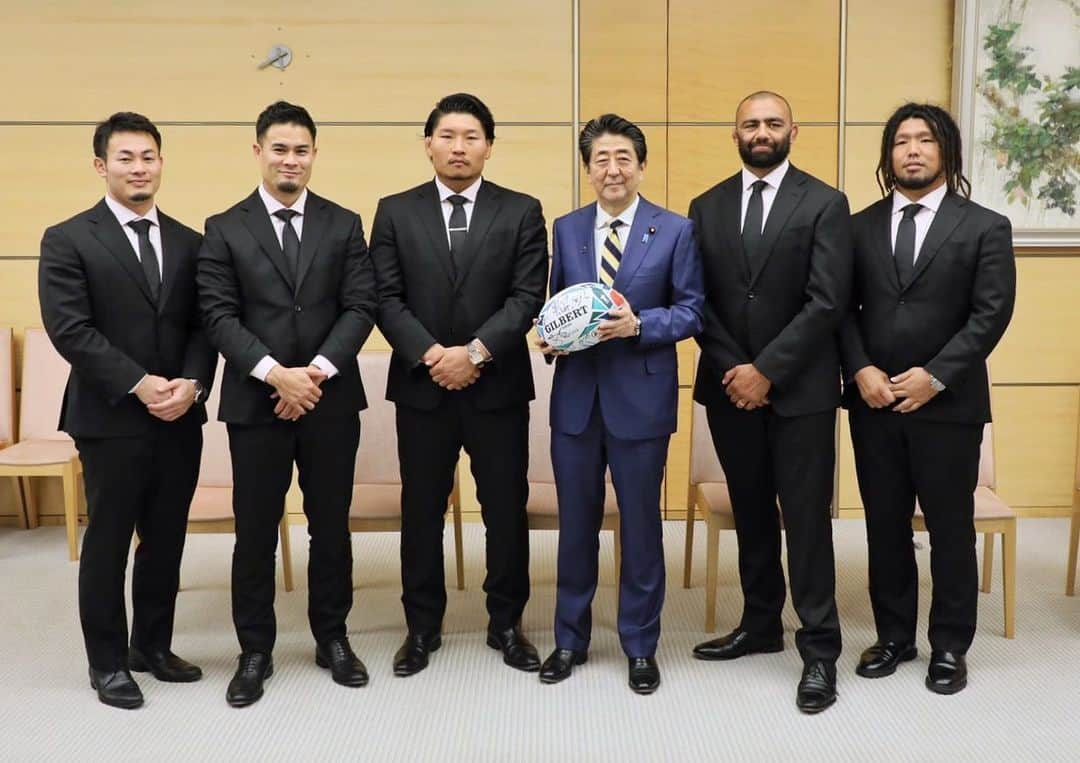 首相官邸さんのインスタグラム写真 - (首相官邸Instagram)「#安倍総理 からの#メッセージ 🏉 ラグビー日本代表の皆さんが官邸にお越しくださいました。本年のラグビーワールドカップでは、日本中にたくさんの元気と感動を本当にありがとうございました。 . #Rugby #ラグビー #🏉 #ONETEAM #BRAVEBLOSSOMS #ブレイブブロッサムズ #ラグビー日本代表 #リーチマイケル 選手 #キャプテン #堀江翔太 選手 #稲垣啓太 選手 #笑わない男 #福岡堅樹 選手 #スピードスター ⭐️ #田村優 選手 #ベスト8 #oneforall #allforone #noside #ノーサイド #rugbyworldcup2019 #ラグビーワールドカップ2019 #victoryroad @shinzoabe @japan_rugby」12月11日 18時53分 - kantei