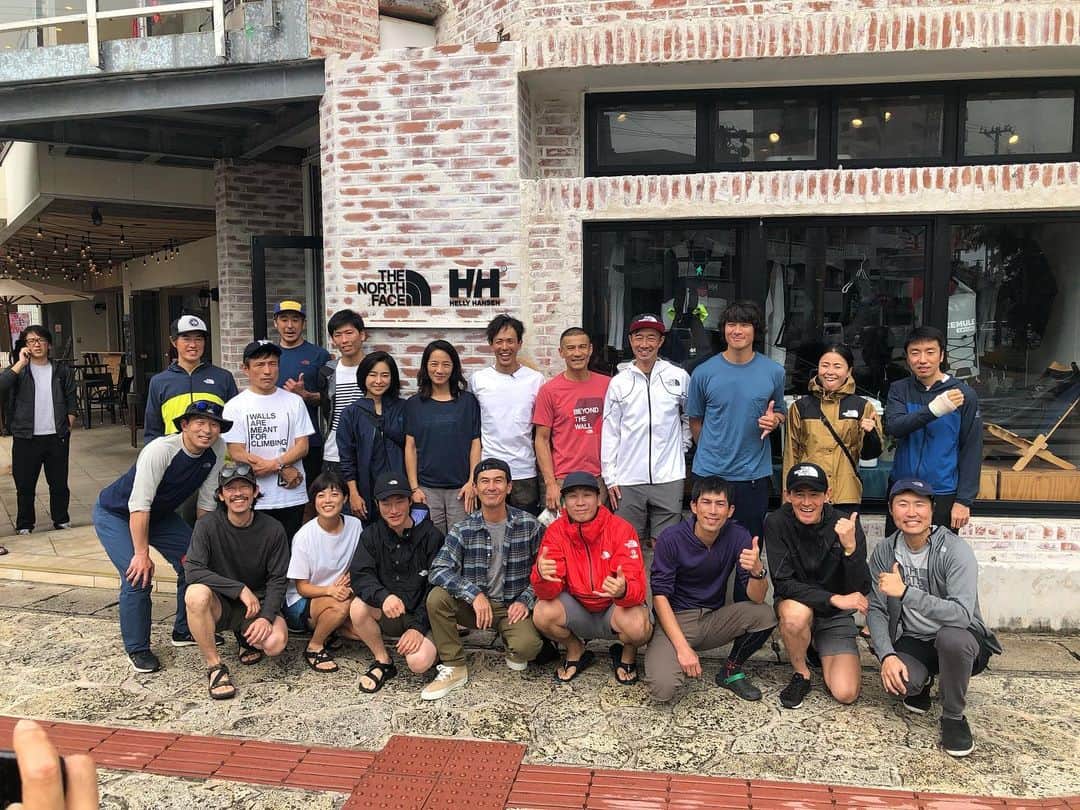 のインスタグラム：「THE NORTH FACE Athlete summit in Ishigaki. Team全員で地球温暖化による気候変動へどう向き合うのか。 THE NORTH FACEとしてプロダクトにロスがなくどう人々の挑戦や旅につながって行くのか。「我々TNFと言うブランドはジャケットを売る訳ではないアスリートを含めた顧客とアウトドア/冒険を結ぶ為にある」この言葉からもわかるようにアスリートだけでは無いチーム全員が同じ方向を同じパッションで同じバイブレーションで突き進んで行く全員がメッセンジャーである。俺はこのチームにいる事を誇りに思っています。 それぞれの冒険が本当に世界を舞台に繰り広げられている仲間達にインスパイアされそれらの経験をシェアしまた各々の人生の冒険へと向かうこのアスリートサミットは本当に素晴らしい体験となって僕らを成長させます。 Thanks tnf family 🙏 @thenorthfacejp  #thenorthfacejapan #tnfjp #athletesummit #石垣島 #沖縄」