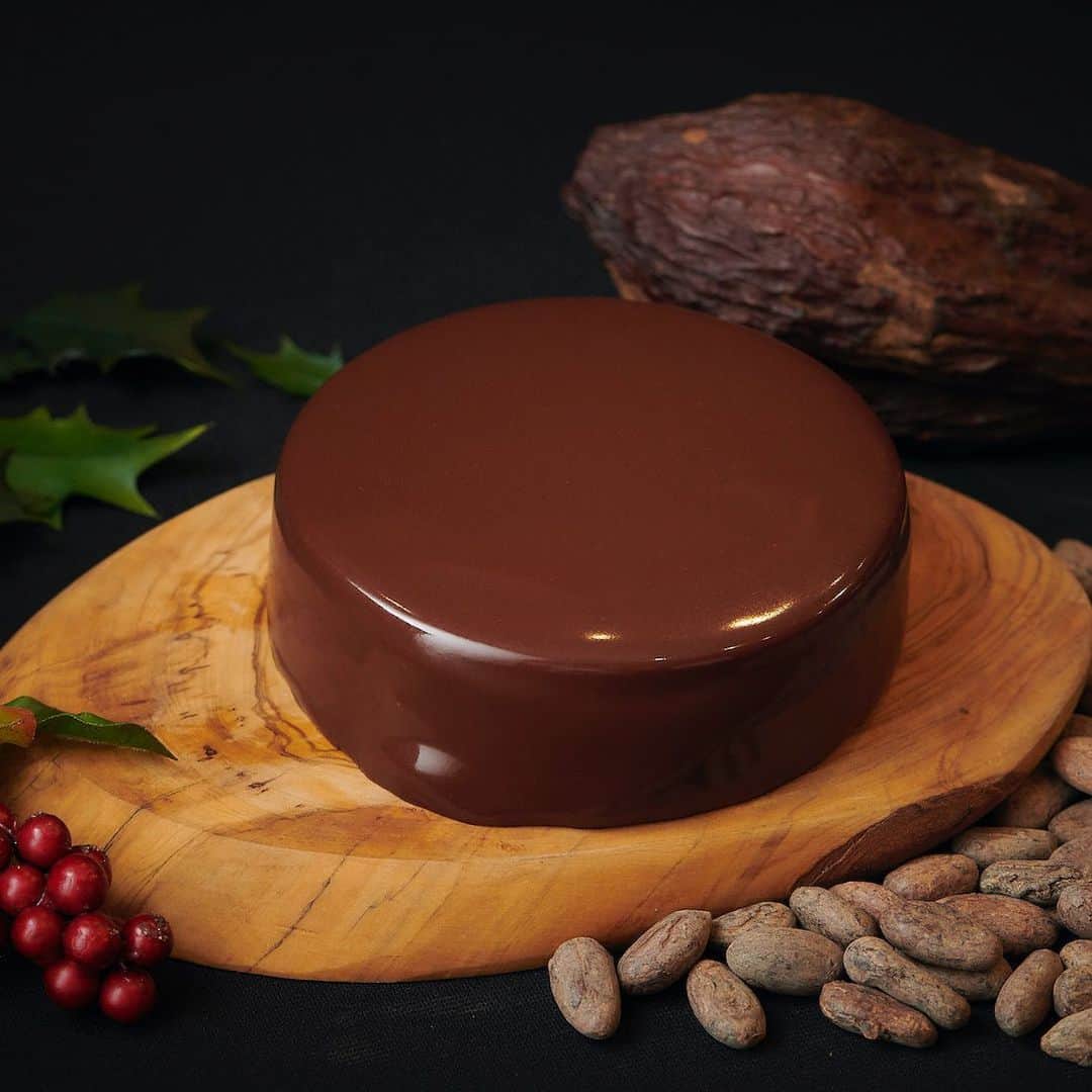 ダンデライオン・チョコレート・ジャパンさんのインスタグラム写真 - (ダンデライオン・チョコレート・ジャパンInstagram)「2019年のダンデライオン・チョコレートのクリスマスケーキは、余計なものは一切使用せず、ドミニカ共和国産カカオの美味しさを活かしたシンプルなケーキです。﻿ ﻿ 独自に開発したH2Oチョコレートにより、オレンジのようなジューシーさを表現。ザクザクとした食感のチョコレートクランチが味わいにアクセントを、軽い食感のカカオニブダックワーズがカカオの豊かな香りをプラスしています。﻿ ﻿ 斬新なアイデアとこだわりが秘められた聖夜限定のケーキのご予約は、12月14日(土)まで。 ﻿ ﻿ @dandelion_chocolate_ise﻿ @dandelion_chocolate_kamakura﻿ @dandelion_chocolate_kyoto﻿ @dandelion_chocolate_omotesando ﻿ ﻿ ﻿ #dandelionchocolate﻿ #ダンデライオンチョコレート﻿ #beantobar﻿ #ビーントゥーバー﻿ #craftchocolate﻿ #クラフトチョコレート﻿ #chocolate﻿ #チョコレート﻿ #cacao﻿ #カカオ﻿ #DandelionChocolateFactoryandCafeKuramae﻿ #ダンデライオンチョコレートファクトリーアンドカフェ蔵前﻿ #ダンデライオンチョコレート伊勢外宮前うみやまあひだミュゼ店 #DandelionChocolateIseGekuUmiYamaAidaMusée﻿ #ダンデライオンチョコレート鎌倉店﻿ #DandelionChocolateKamakura﻿ #ダンデライオンチョコレート京都東山一念坂店﻿ #DandelionChocolateKyotoHigashiyamaIchinenzaka﻿ #ダンデライオンチョコレートBeantoBarLounge﻿ #ダンデライオンチョコレートビーンビーントゥーバーラウンジ  #クリスマスケーキ  #christmascake  #クリスマス  #christmas  #xmas」12月11日 18時56分 - dandelion_chocolate_japan