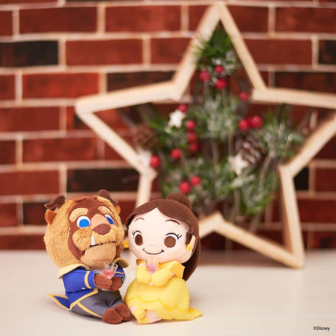 ちょっこりさん【公式】のインスタグラム：「#20191211 * ふたりも素敵なクリスマスを計画中 今年はどんなクリスマスになるのかな * #ちょっこりさん #ディズニー#ディズニーグッズ #ぬい撮り#ぬいぐるみ #chokkorisan#disney #takaratomyarts #ぬいぐるみと撮り隊 #disney写真部 #ディズニーグッズ #ちょっこりさん好きな人とつながりたい」