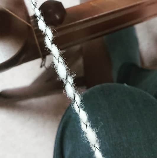 長久保智子さんのインスタグラム写真 - (長久保智子Instagram)「Spinning study in December 🧶 This time is...（use Shetland wool） ・Spiral yarn ・Gimp yarn （+ Gimp yarn Corkscrew ） ・Diamond yarn  There are many ways to spin！ I like "Diamond yarn". so～cute💙 I want to be able to do various spinning. * * 今月の「紡ぎの学び(笑)」は3種 ・スパイラルヤーン ・ギップヤーン（コークスクリューも含む） ・ダイヤモンドヤーン 片方太かったり細かったり、ヨリが逆回転だったり強かったり弱かったり… 特にかわいいのが、ダイアモンドヤーンのポコポコ✨三本のバランスが大事。バランスって何事も大事なのね～もっと紡ぎも深く知りたい！そしてうまくなりたい🎵  #spinningwool #spinninglovers #spinningwheel #spinningday #spinninglesson #spinningyarns #spinningyarn #shetlandsheep #shetlandwool #ashfordspinningwheel #ashfordtraveller  #紡ぎ車 #紡ぎ糸 #紡ぎのある暮らし」12月11日 19時00分 - satoko.tricot_the