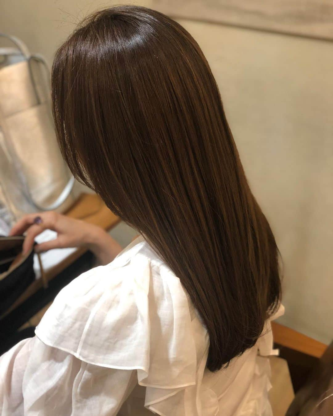 神崎恵さんのインスタグラム写真 - (神崎恵Instagram)「広告撮影前に、ヘアカラーのメンテナンス。 落ち着いているけれど、透明感のあるキレイな色✨ 担当は @kanatumura さん。 シルバーとラベンダーオリーブを混ぜた色。 津村さん命名のシアーベージュ✨ つやつやになって大満足。 持っているクラッチは、明日発売のBAILAの付録。 ふわふわでかわいいコ👝バッグインバッグにも、クラッチにも、ポーチにも使えます。 中の色がかわいいんです🧸💕 #髪色 #ヘアカラー 白髪についての質問をいただきます。 まだあまり白髪ははえていないので白髪染めはいていません。 ブラッシングや頭皮マッサージや頭皮クレンジングで自分なりの白髪予防をしています。 #白髪予防 コメントをいただく私服など、 画像にタグつけています🏷💕」12月11日 19時01分 - megumi_kanzaki