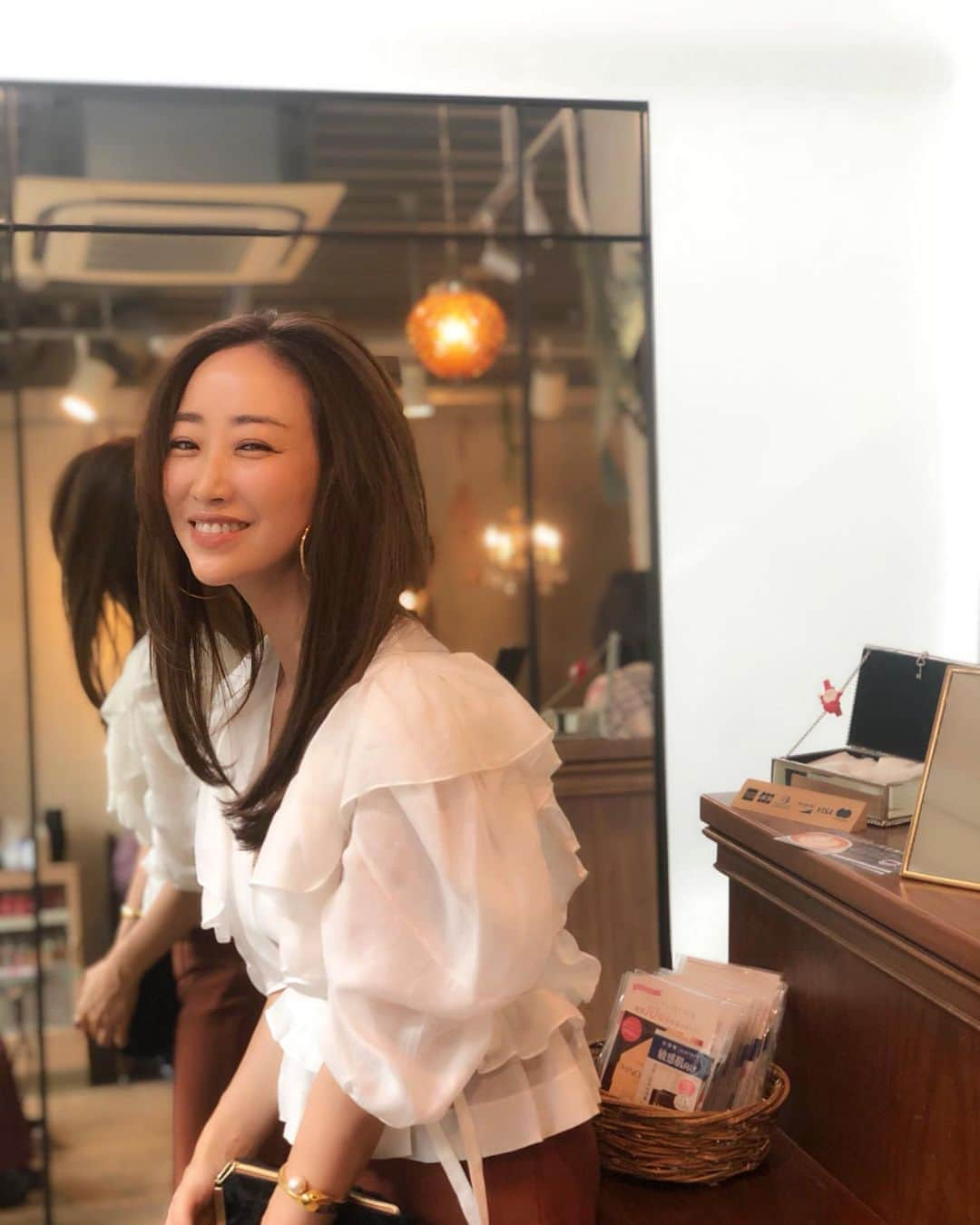 神崎恵さんのインスタグラム写真 - (神崎恵Instagram)「広告撮影前に、ヘアカラーのメンテナンス。 落ち着いているけれど、透明感のあるキレイな色✨ 担当は @kanatumura さん。 シルバーとラベンダーオリーブを混ぜた色。 津村さん命名のシアーベージュ✨ つやつやになって大満足。 持っているクラッチは、明日発売のBAILAの付録。 ふわふわでかわいいコ👝バッグインバッグにも、クラッチにも、ポーチにも使えます。 中の色がかわいいんです🧸💕 #髪色 #ヘアカラー 白髪についての質問をいただきます。 まだあまり白髪ははえていないので白髪染めはいていません。 ブラッシングや頭皮マッサージや頭皮クレンジングで自分なりの白髪予防をしています。 #白髪予防 コメントをいただく私服など、 画像にタグつけています🏷💕」12月11日 19時01分 - megumi_kanzaki