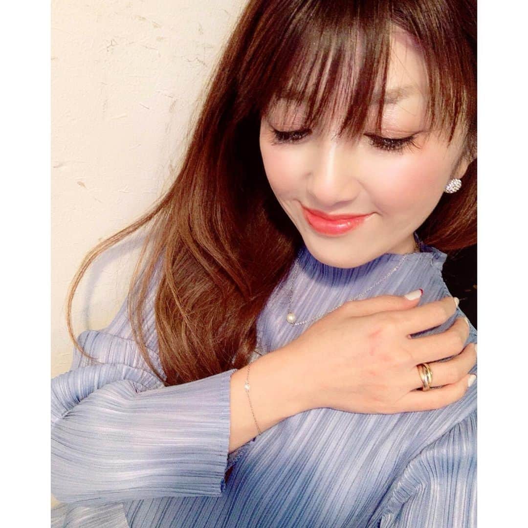 のインスタグラム：「❤️❤️❤️ . スウェーデン発✈️ ジュエリーブランド @marcmirren ✔ 普段はゴールドが多めなので 珍しくシルバーを選びました☆°｡⋆⸜(* ॑꒳ ॑* )⸝ . ネックレスとブレスレット共に 1粒のパールがエレガントで華やかﻌﻌﻌﻌ️️♥️ . @marcmirren は 特別なシチュエーションの ためだけではなく 普段使いにも合うようにとの 思いを込めて 女性による女性のための デザインになっているそうです💓💞 . . ⃝ ⍤⃝ ⍨⃝ ∵⃝♡⍢⃝ ⍤⃝ ⍨⃝ ∵⃝♡⍢⃝ 1月3日までXmasキャンペーン開催中🎅🏻🎁. 3つ商品を買うと 1番値段の安いアイテムが1つ無料に🉐 期間中割引コード (karemari15)を 使っていただくと更に お得になるチャンスですᙏ̤̫❤︎ . 是非プレゼントにどうぞ🎄🎁🎅🌟 . . . #marcmirren #マークミレン #ジュエリー#アクセサリー#ネックレス#ブレスレット#パール#スウェーデン#北欧ジュエリー#コーデ#ファッション#シンプルコーデ #きれいめコーデ #今日のコーデ#手元コーデ#手元くら部 #シンプル#エレガント#大人女子#大人可愛い#おしゃれさんと繋がりたい #インフルエンサー」