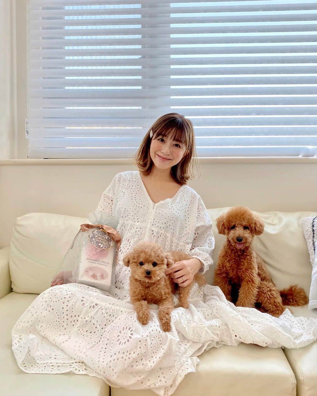 のインスタグラム：「・ 出産後のアイテムを揃えていく日々🤰🏼❤️ 着ているのも授乳ができるワンピース🕊💕 いろんなアイテムがネットでぽちぽちできて 嬉しいですよね🤗❄️ 先日 @amanoppo_official にて まだお腹の中にいる娘への クリスマスプレゼント🎄をげっと🎁💕💕 ニューボーンフォト用のうさぎちゃんです🐰💓 可愛い、、🥺 気が早いなあ😅と思いつつもw 他にも可愛いアイテムがたーくさんあって ぽちぽちが止まらなくなりそうです。笑 腰が痛い日々ですが あと少し❣️ 家族みんなでキリンになって毎日を過ごしています🦒 #pr #amanoppo #amanoppoレビュー #クリスマスプレゼント #出産祝い」