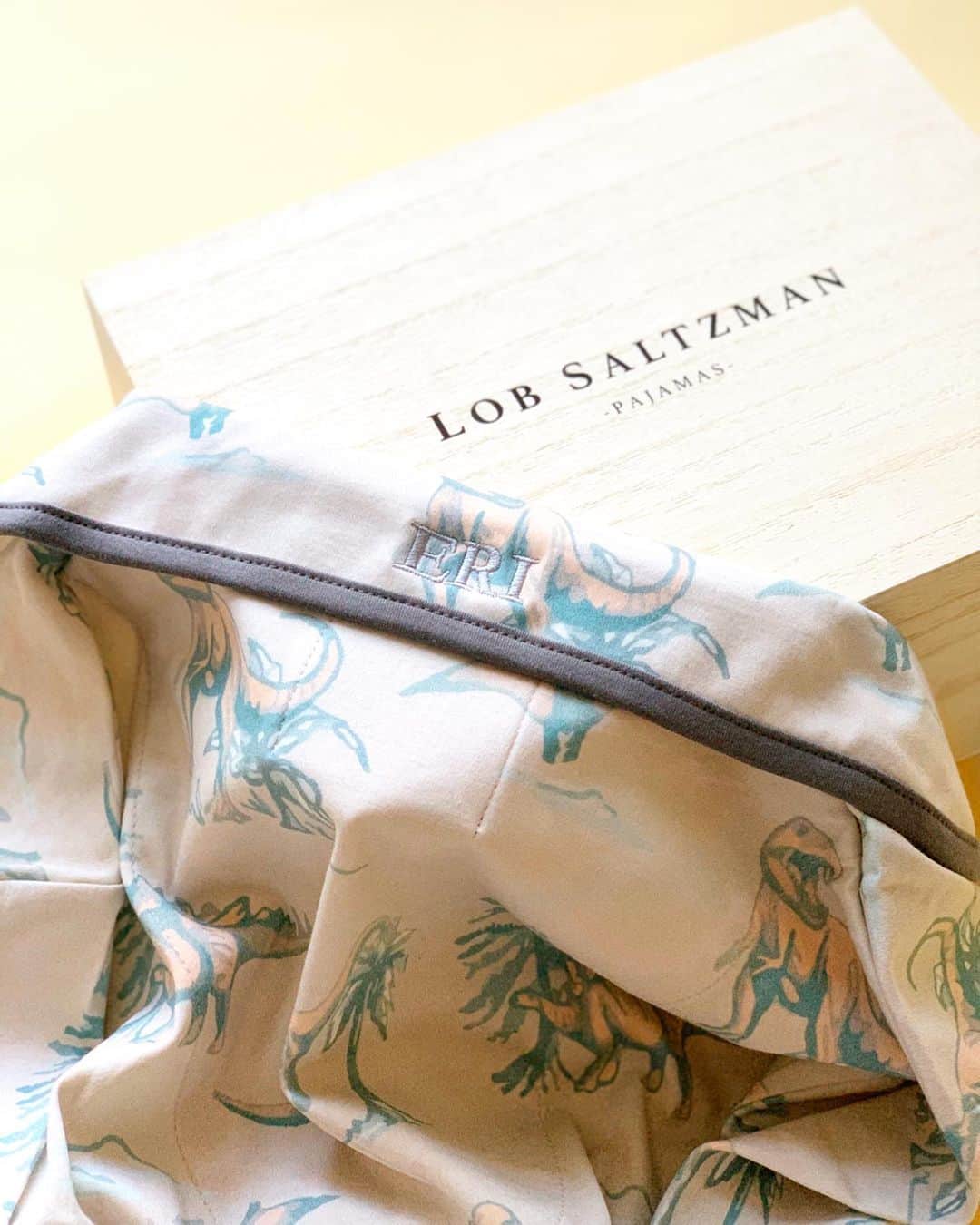 のインスタグラム：「@lobsaltzman 桐の箱に入った高級感溢れるパジャマ🦖 上質な素材にダイナソーのプリント🦕💙 遊び心があってすごく好き!! 名前も入れられるからホリデーのギフトにいいね🦕🦖 これ着てモンハンやる、夜更かしも楽しくなるね🤣 #pajama #nightwear #relax #lifestyle #lobsaltzman #dinosaur #signature #goodnight #woodbox #luxury #special」