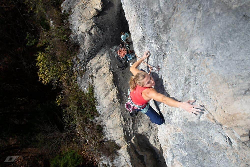 カタリーナ・ザーヴァインさんのインスタグラム写真 - (カタリーナ・ザーヴァインInstagram)「Reaching out to the victory jug after the crux on 'Feuersalamander'. . Pic by @tobias_lanzanasto  #climbing #rockclimbing #tirol #winterdays #itsgreatoutthere #lasportiva #petzl」12月12日 0時39分 - katha_saurwein