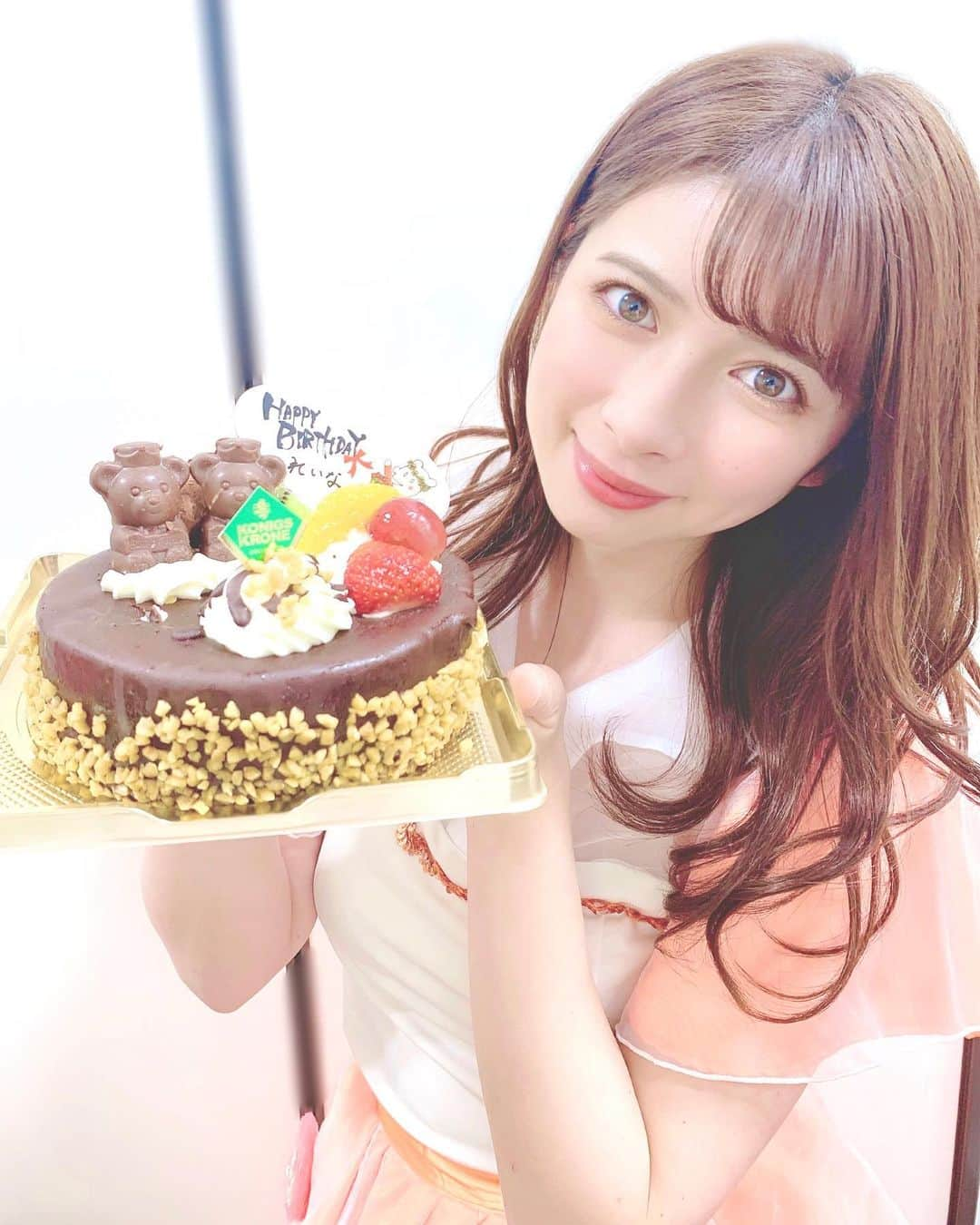 綾瀬麗奈さんのインスタグラム写真 - (綾瀬麗奈Instagram)「😭🎂 . . デビュー当時からお世話になっている方々から 少しはやいお誕生日を😢 何年経ってもお祝いして頂けるのは やっぱり嬉しいですね😂💕 毎年ありがとうございます！！！ . もうすぐ25歳。 あっと言う間の人生だなぁ😴 . . . #もうすぐ25歳 #まだ24歳 #12月13日生まれ #12月15日は生誕ライブだよ #豊田合成リンク #集合！ #nagoya #japan #🇯🇵 #japaneseidol #japanesegirl #likeforfollow #偶像 #名古屋 #アイドル #御朱印ガール #ゲーム女子 #タビジョ #名古屋インスタ交流会」12月12日 0時39分 - ayasereina