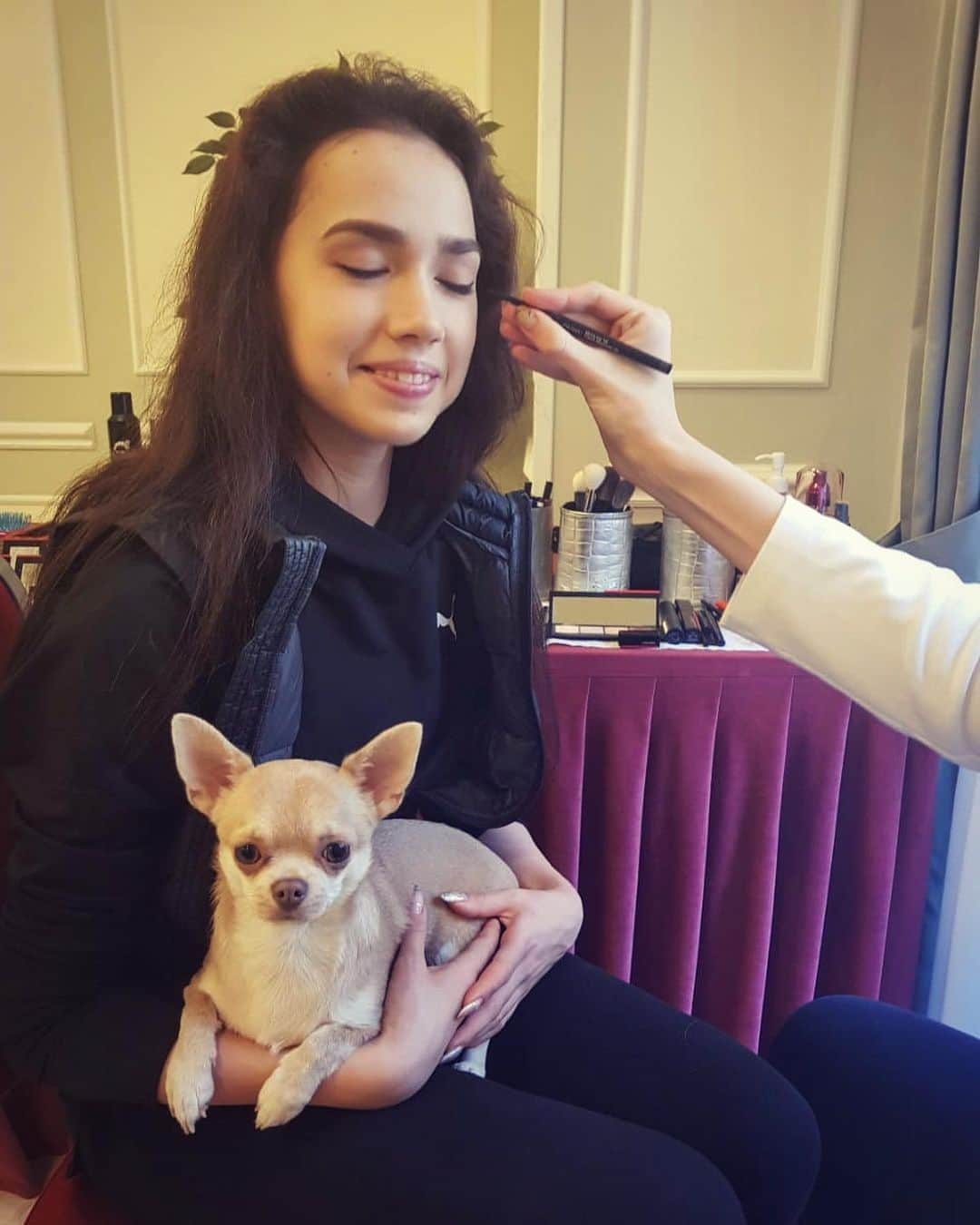 アリーナ・ザギトワさんのインスタグラム写真 - (アリーナ・ザギトワInstagram)「🐶💄😆 #makeup @shiseido #shiseidoginzatokyo」12月11日 19時15分 - azagitova