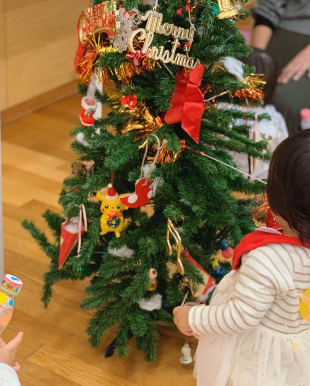 中村愛さんのインスタグラム写真 - (中村愛Instagram)「🎄♡ ・ ・ ・ 今日はてんちゃんday✨ 友達のお家にお祝い行って赤ちゃん見たり👶 近所のクリスマス🎄イベント🎅🤶行ったりしましたー。 楽しかったーーーー‼️ #昼寝した #1y3m  #2month」12月11日 19時08分 - nakamuramura_ai