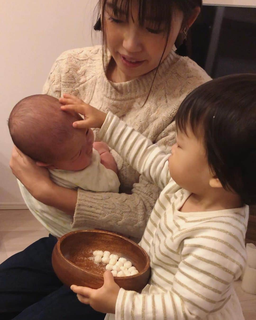 中村愛さんのインスタグラム写真 - (中村愛Instagram)「🎄♡ ・ ・ ・ 今日はてんちゃんday✨ 友達のお家にお祝い行って赤ちゃん見たり👶 近所のクリスマス🎄イベント🎅🤶行ったりしましたー。 楽しかったーーーー‼️ #昼寝した #1y3m  #2month」12月11日 19時08分 - nakamuramura_ai