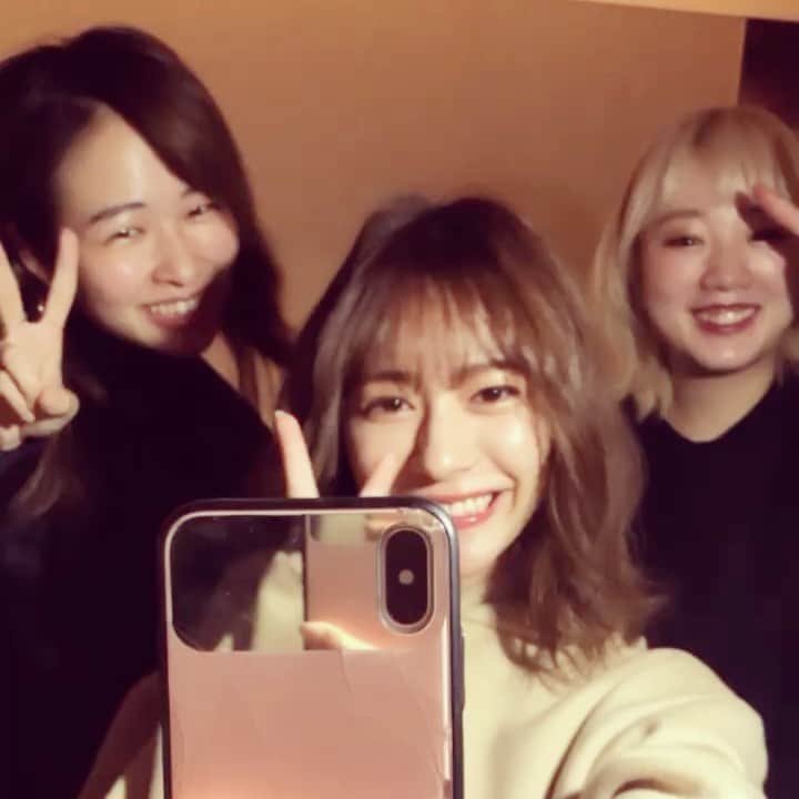 山下愛実（まなみるく）のインスタグラム：「ヘアメイクさんスタイリストさんと🤳🏻💜 #早朝#寝起き#首傾げがち#ケースバキバキ#悲しい #撮影#ヘアー#メイク #hair#make#instagood#followｍe」