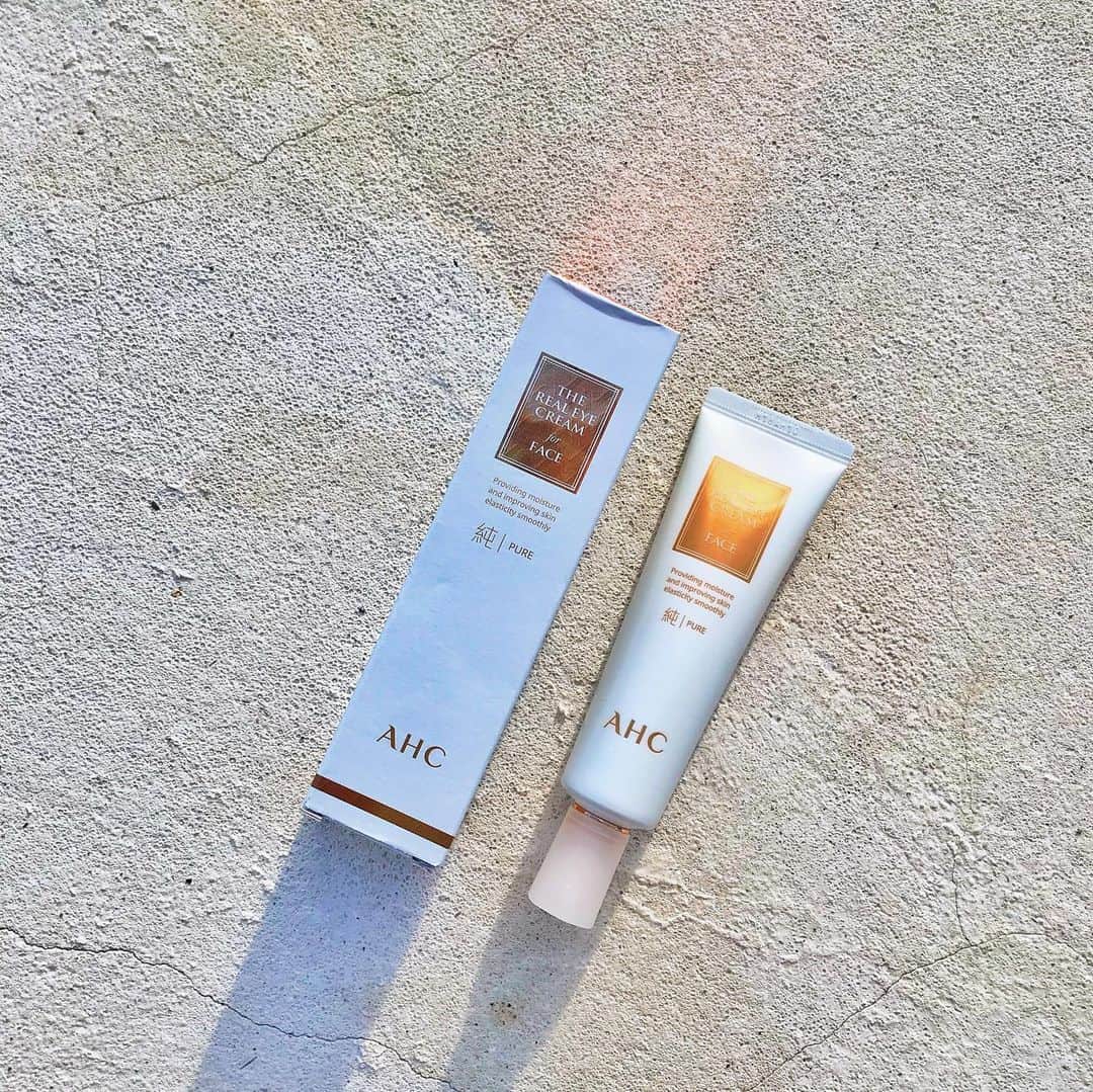 ローレン・ヤングさんのインスタグラム写真 - (ローレン・ヤングInstagram)「It’s been exactly a month since my trip to Korea and a month of using AHC Real Eye Cream for Face! All I can say is my skin is thanking me and loving me right now - its tight, moisturised and the perfect primer for my make up routine! I partner it up by using a face mask almost every night (this is Oh Yeon Seo’s secret!!) 🤩 So if you guys want to try it, take advantage of these amazing discounts: - Save 25% OFF on all items, all day on the 12th - Enjoy 30% OFF on all items for the first 2 hours (between 12mn to 2 am) on the 12th Just click the link in my bio and shop amazing discounts during the Lazada 12.12 sale!! ✨  #MyAHCStory #SimplifyBeauty #AHCPhilippines」12月11日 19時12分 - lo_young