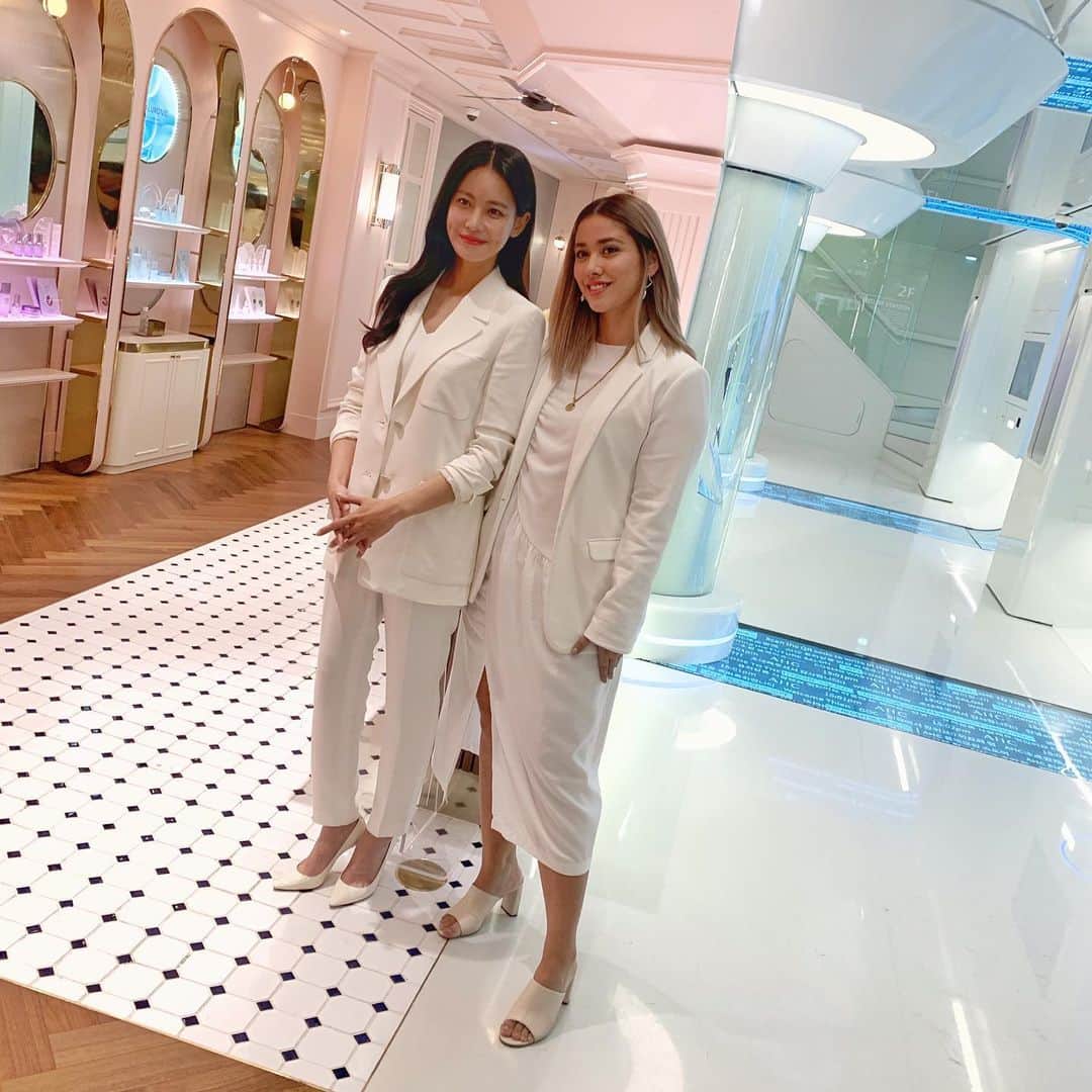 ローレン・ヤングさんのインスタグラム写真 - (ローレン・ヤングInstagram)「It’s been exactly a month since my trip to Korea and a month of using AHC Real Eye Cream for Face! All I can say is my skin is thanking me and loving me right now - its tight, moisturised and the perfect primer for my make up routine! I partner it up by using a face mask almost every night (this is Oh Yeon Seo’s secret!!) 🤩 So if you guys want to try it, take advantage of these amazing discounts: - Save 25% OFF on all items, all day on the 12th - Enjoy 30% OFF on all items for the first 2 hours (between 12mn to 2 am) on the 12th Just click the link in my bio and shop amazing discounts during the Lazada 12.12 sale!! ✨  #MyAHCStory #SimplifyBeauty #AHCPhilippines」12月11日 19時12分 - lo_young