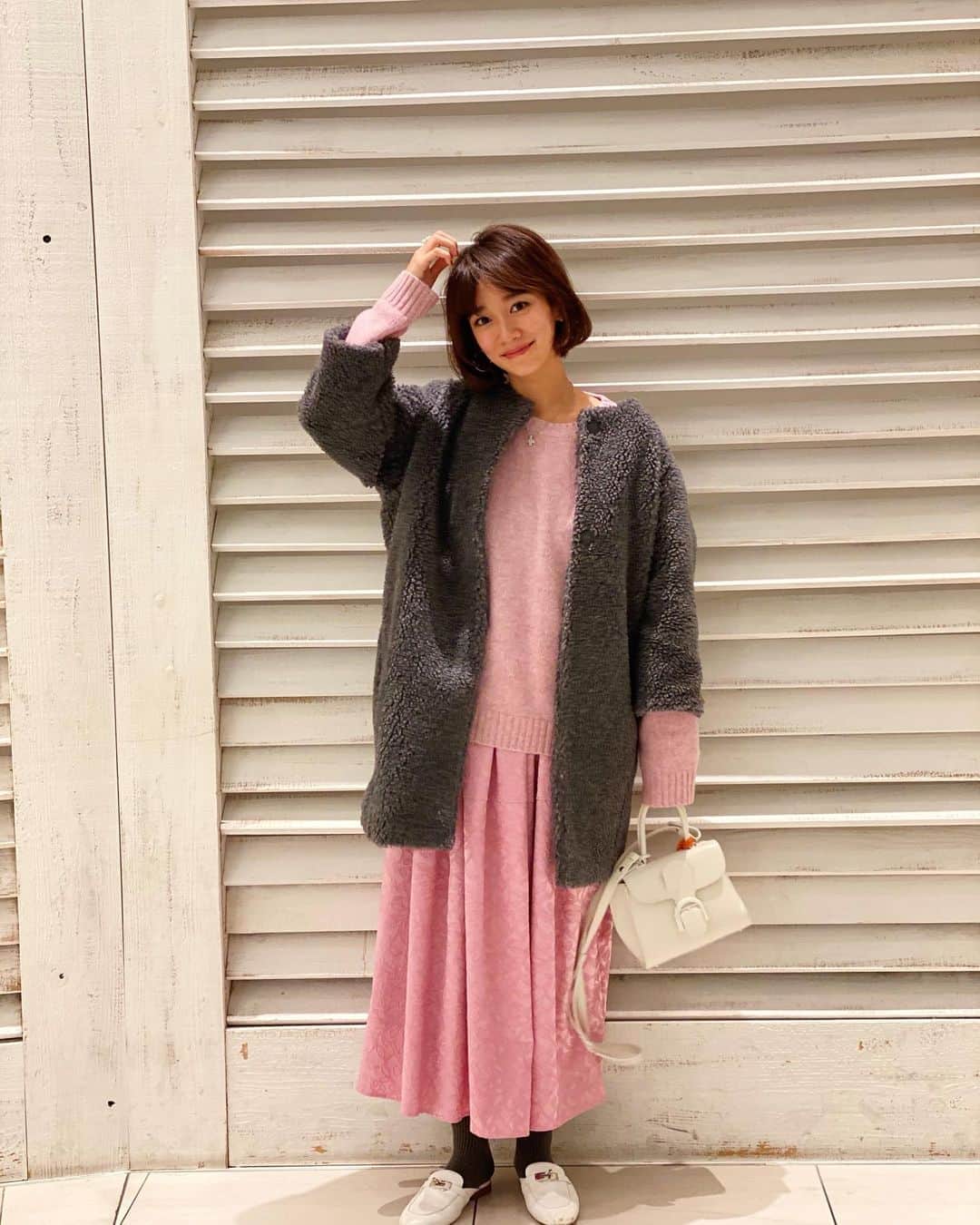 村上沙織さんのインスタグラム写真 - (村上沙織Instagram)「久しぶりに大阪へ…♡今日はピンクの人。このスカートあまりにも楽すぎて履いていること忘れそう笑。 ピンクとグレーの組み合わせって可愛いなー♡ #rosymonster#delvaux#hermes#ootd#fashion#mamacoordinate #ママコーデ」12月11日 19時13分 - rosysaorimonster