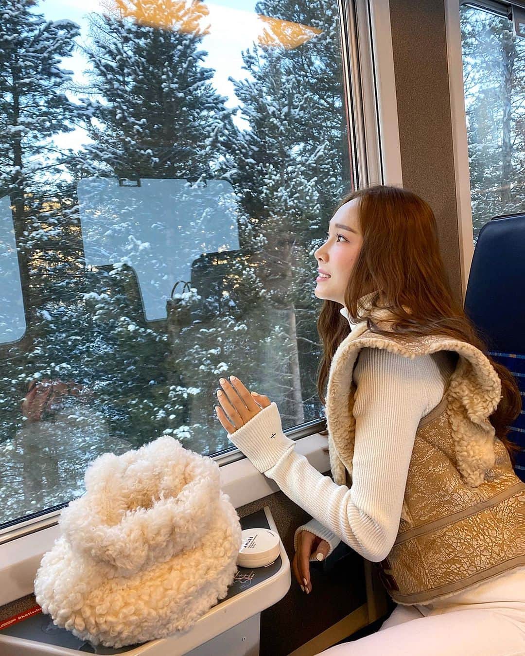 ジェシカ さんのインスタグラム写真 - (ジェシカ Instagram)「Exploring the wintry wonderland of St. Moritz!🚂⛄️ @amuse #travelwithAMUSE #amusecushion」12月11日 19時18分 - jessica.syj