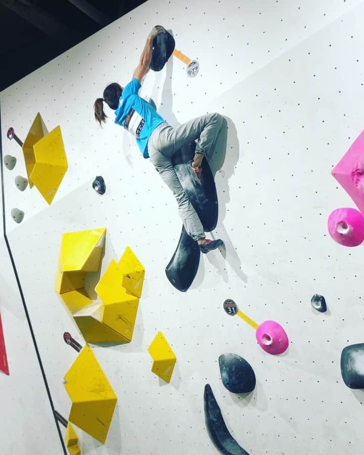 ホン・イン・リーのインスタグラム：「這個岩點和我的腿🦵蠻合的😆 #tcbc2019 #抱石 #bouldering」