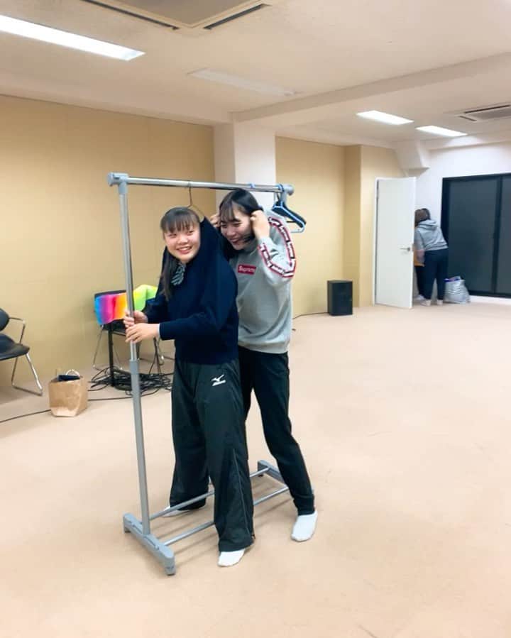 中川朋美のインスタグラム：「*⋆✈︎*⋆✈︎*⋆✈︎*⋆✈︎*⋆✈︎﻿ ﻿ ﻿ A班 メグ役のマリルちゃんと﻿ B班 みっつ役の江川萌仁歌ちゃん﻿ ﻿ ﻿ ﻿ ﻿ 私物取り行ったらなんか変なことして遊びよった‼️笑﻿ ﻿ ﻿ ﻿ ﻿ もう可愛すぎ❤❤❤﻿ ﻿ ﻿ ﻿ ﻿ 途中から入る島麻瞳ちゃんの可愛さもまた❤﻿ ﻿ ﻿ ﻿ ﻿ ﻿ めちゃくちゃ癒された◡̈⃝︎⋆︎*﻿ ﻿ ﻿ ﻿ ﻿ ﻿ ﻿ *⋆✈︎*⋆✈︎*⋆✈︎*⋆✈︎*⋆✈︎」