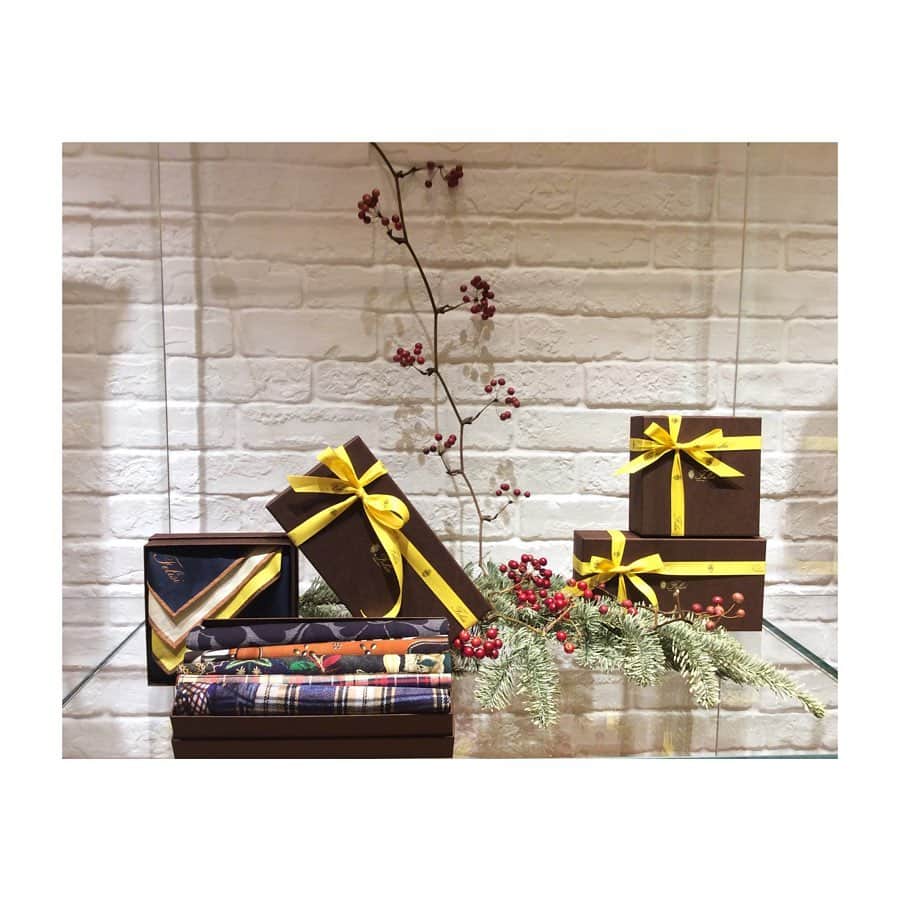 Felisi Japan 〔フェリージ〕さんのインスタグラム写真 - (Felisi Japan 〔フェリージ〕Instagram)「【フェリージ 京都店】 . 日常使いはもちろんポケットチーフにも活躍するハンカチや発色で楽しめる革小物など、ギフトにおすすめのアイテムを豊富にご用意しております。ぜひ店頭でご覧下さいませ。 . . . #felisi #kyoto #gift #women #holidayseason #wallet #leathergoods #フェリージ #ギフト #贈り物 #クリスマス #プレゼント #革小物 #ハンカチ #京都BAL」12月11日 19時28分 - felisi_japan