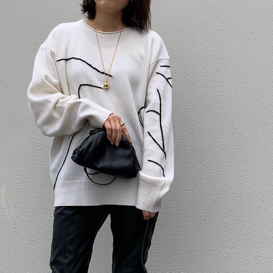 aki_closetのインスタグラム：「. 女性的なラインをヒントにした 繊細な水彩画にインスパイアされた、なんて。 .  そんな背景も好きなニット。 . おしゃれな @mizuho_m_ とお揃いっていうのも テンション上がった♡ . #joseph #zara #bottegaveneta #newbottega  #chiekoplus  #mizuhomiyazakijewelry  #loewe」