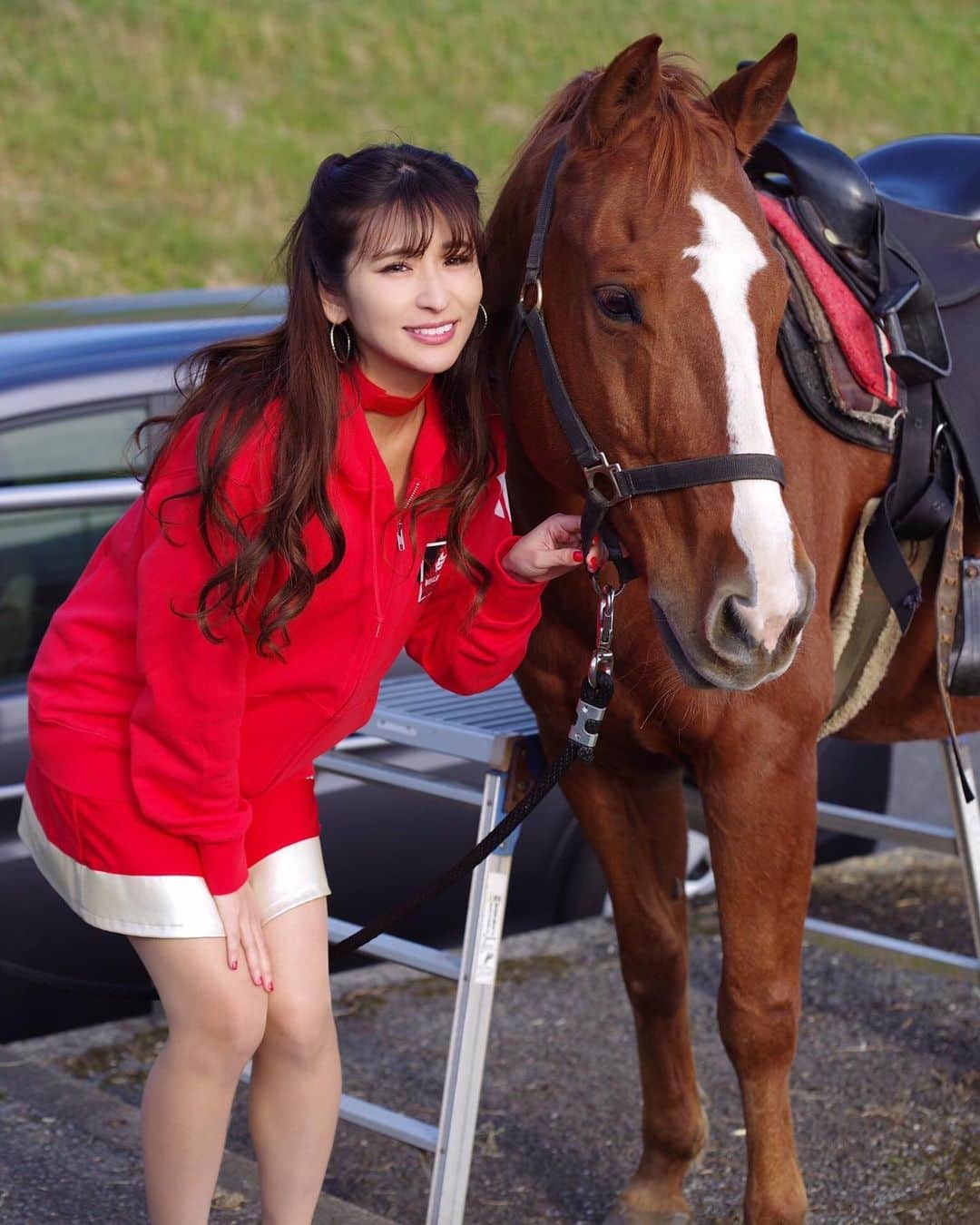 有馬綾香のインスタグラム：「事務所に入った当初は毎年やらせて頂いていた有馬記念に無理矢理かぶせるイベントが復活w 有馬党員のみんなと有馬記念を予想しようのやーつです！  12月22日。 ニュータイプ撮影です。 詳細まだだけど、有馬記念の予想をしてそれが当たるかどうかでオフ会のレベルが変わりますw 公園で缶ビールか高級食材をみんなで食べるか…いやどっちも楽しそうだな。 相方はほっしー！ 忘年会も兼ねて飲んだくれよー！  今年最後だから色々考えてるよー！ 写真も撮りにきてね。 https://www.newtype-side7.com/20191222」