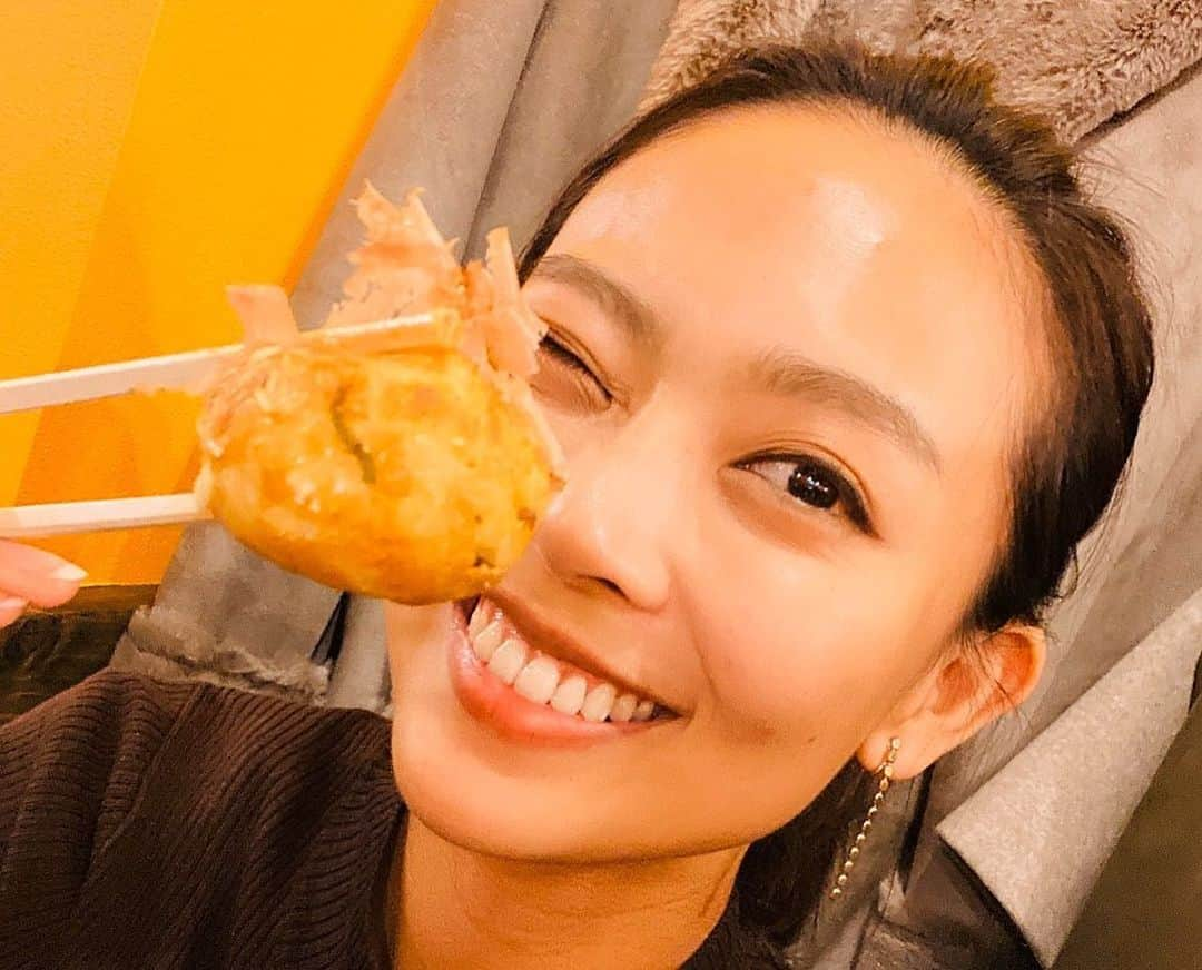 齊藤このみさんのインスタグラム写真 - (齊藤このみInstagram)「仲良しとたこ焼きをつついた日🐙  どれがたこ焼きでしょうか？☺️☺️☺️🐙❤️ おい！こら！それは私の頬骨😭😤😡🤛🏿🐙 #最高なメンバーでたこ焼き#味付けは塩派です#割となんでも塩」12月11日 19時38分 - konosuke1006