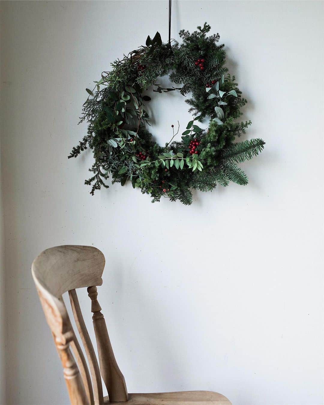 増田由希子さんのインスタグラム写真 - (増田由希子Instagram)「Feeling Christmassy.🎄 #mywreath #christmas #wreath #winterwreath  ドアリースには庭で育てている草木とテリハノイバラの実を少しだけ添えました。 #クリスマスリース」12月11日 19時51分 - nonihana_