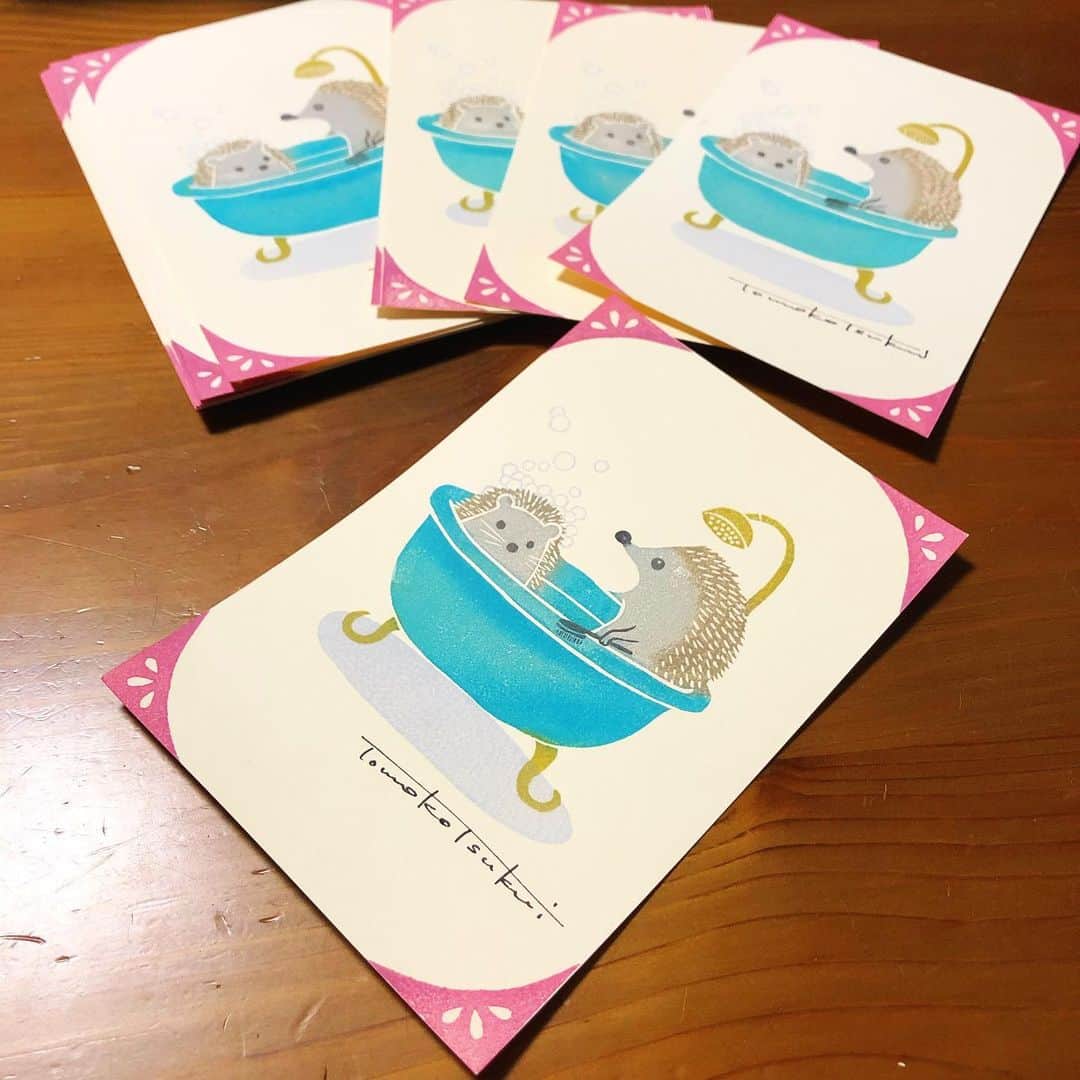 津久井智子さんのインスタグラム写真 - (津久井智子Instagram)「このデザインは拙著 #消しゴムはんこで年賀状  のために作ったんだけど、 結局本には収まらなかった作品。 子年だからハリネズミ🦔もアリ？と。ボツにはしたけれど、 なかなかお気に入りです。  今週末12/14(土) #芳林堂書店高田馬場店 にて 新刊本をお買い上げの方に 感謝の気持ちということで、 こちらの生原画を刷りまして、先着20名様にプレゼントさせていただくことになりました◎  はんこ原版を使って 年賀状作りのワークショップも、30分押し放題で どなたでも300円でご参加いただけます😊 ①14:00-14:30 ②14:30-15:00 ③15:00-15:30 の3回です。 ご予約は #芳林堂書店高田馬場店 まで😄」12月11日 19時43分 - tomokotsukui