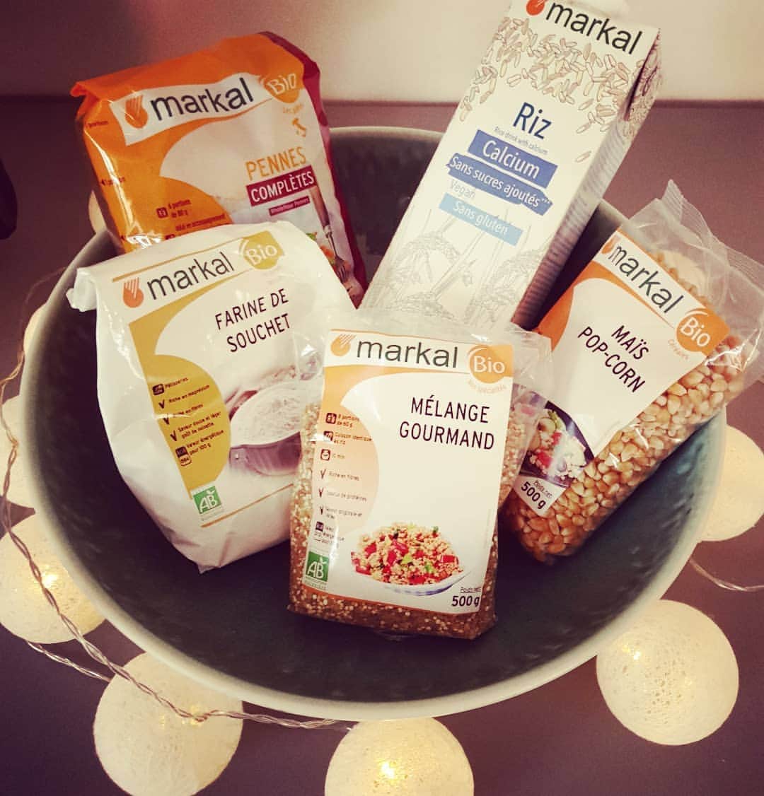 Elea Mariama DIARRAのインスタグラム：「🌲Top départ jeu concours de Noël 🌲 . . . Cette semaine @markal_bio et moi vous proposons de gagner ce joli lot de produits. . . Pour jouer c'est simple : 🔹 Être abonné à mon compte et à celui de @markal_bio 🔹Commenter ce post en taguant 2 amis . . Tirage au sort ce dimanche 15 décembre. 🍀 . . . #jeuconcours #markal #markalapprouve #noel #heathlyfood #mangermieux」
