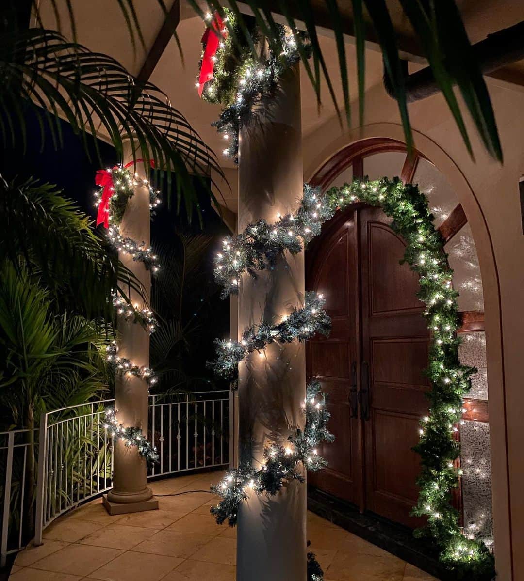 マキ・コニクソンさんのインスタグラム写真 - (マキ・コニクソンInstagram)「今年の我が家のクリスマスデコレーションをけっこう気に入っているの。玄関の柱はモアナサーフライダーをイメージしてみた！クリスマスまであと2週間。 そろそろカウントダウンだね！ 今から待ち遠しい！😆 お休みなさい！Sweet Dreams😴 #コニクソンのクリスマス🎄」12月11日 19時48分 - makikonikson