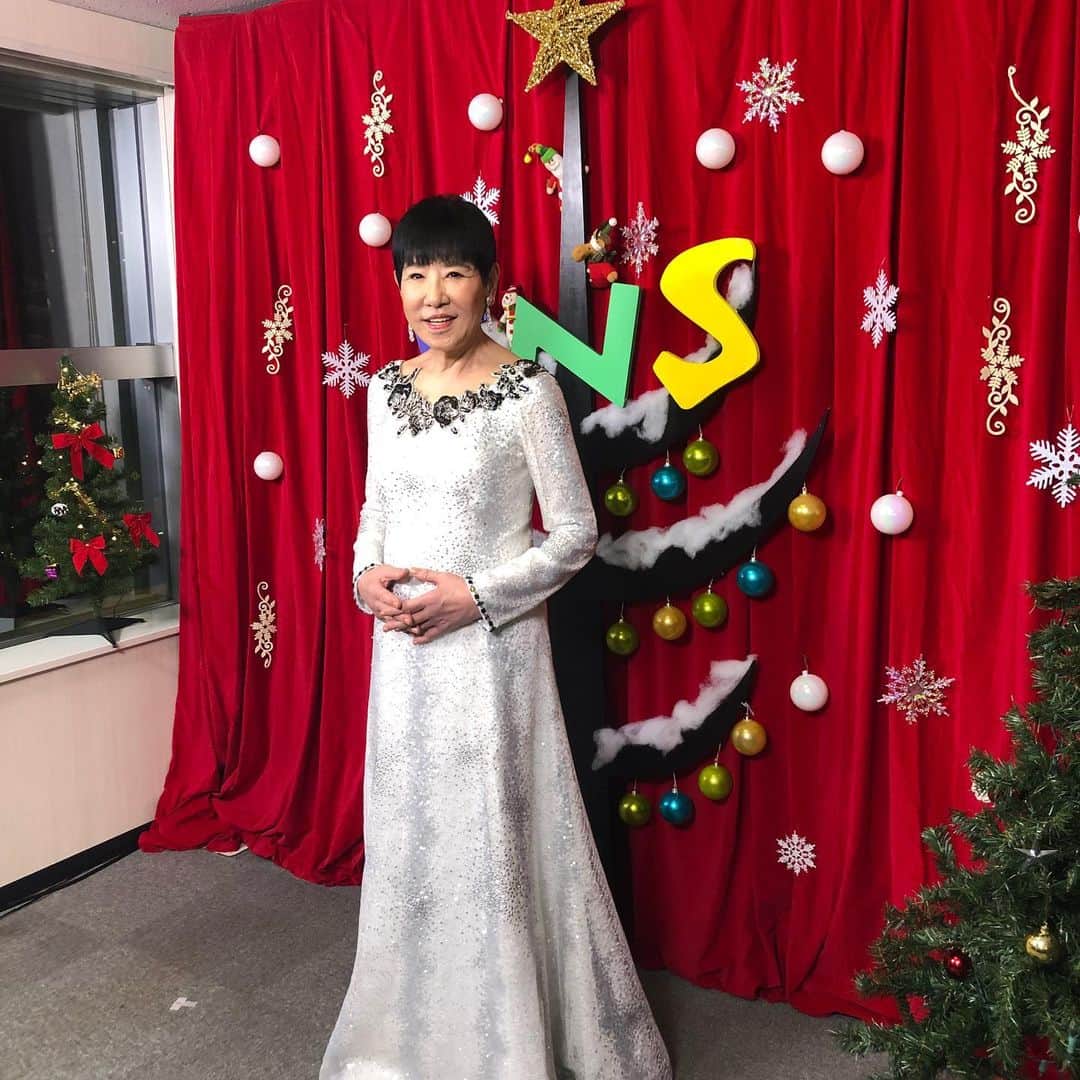 和田アキ子さんのインスタグラム写真 - (和田アキ子Instagram)「FNS 愛の讃歌終わりました。 緊張したー💦💦💦💦 次は8時40分くらいですー❗️ #ako50th #fns歌謡祭 #愛の讃歌」12月11日 20時01分 - ako50th