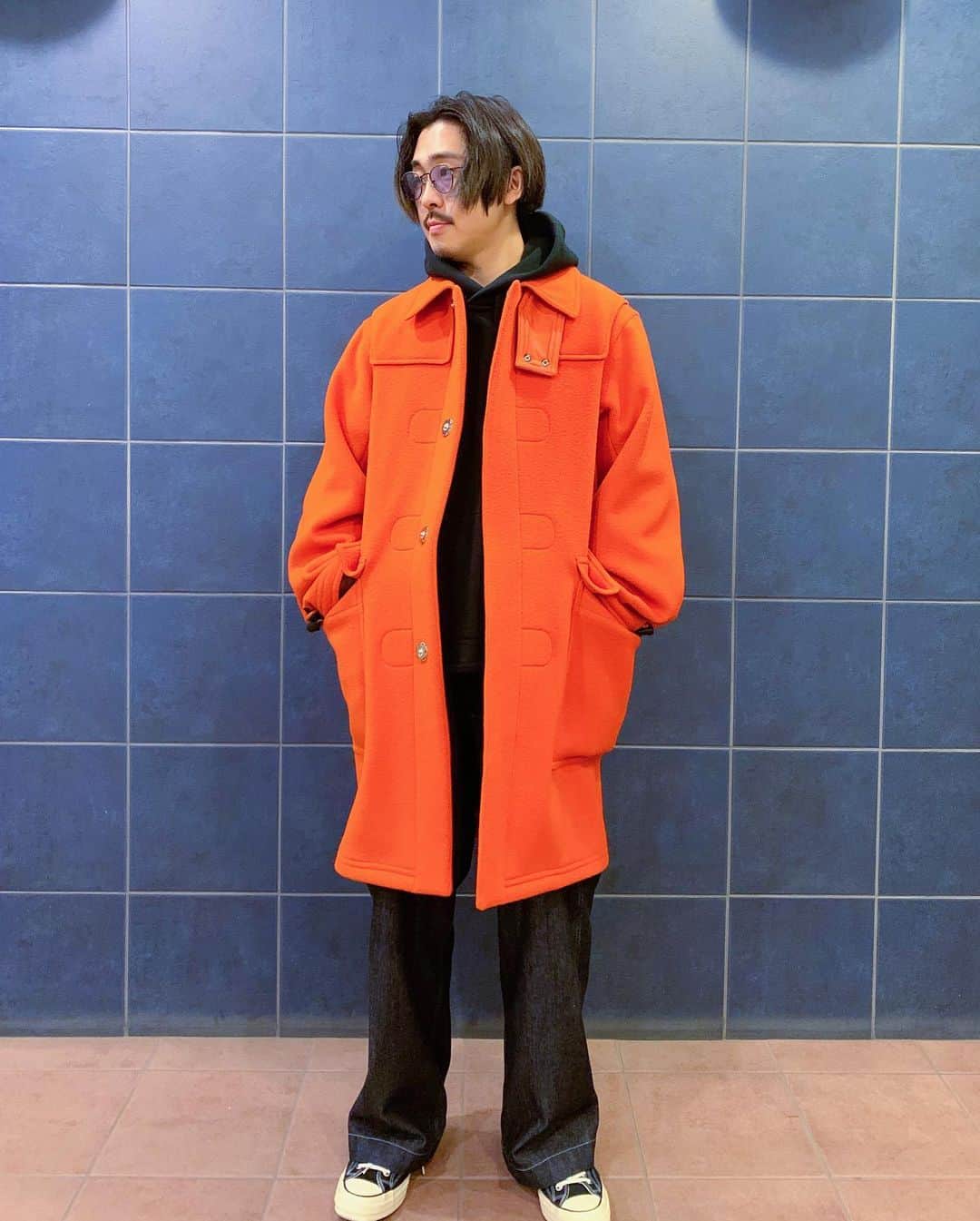 なかむさんのインスタグラム写真 - (なかむInstagram)「@dairiku  生まれて初めてオレンジ色の ダッフルコートを着ています。 発色良いアウターは一つあるといいですね。  #dairiku #johnlawrencesullivan #converse #etautz #ootd #lieu」12月11日 20時02分 - nakamu_64