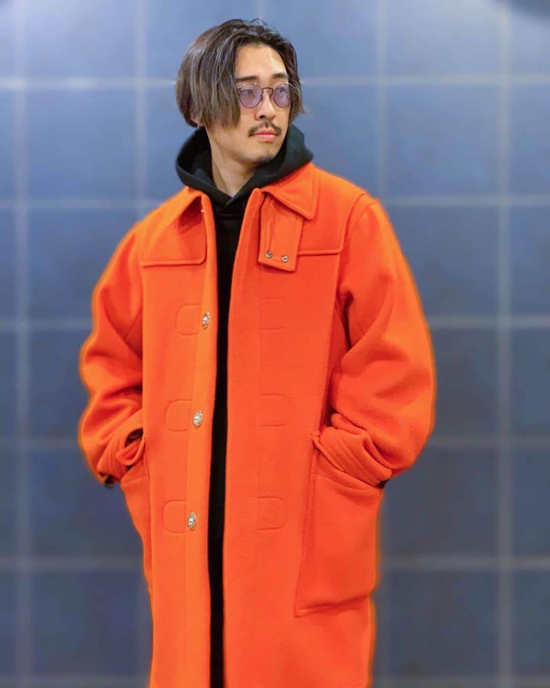 なかむさんのインスタグラム写真 - (なかむInstagram)「@dairiku  生まれて初めてオレンジ色の ダッフルコートを着ています。 発色良いアウターは一つあるといいですね。  #dairiku #johnlawrencesullivan #converse #etautz #ootd #lieu」12月11日 20時02分 - nakamu_64