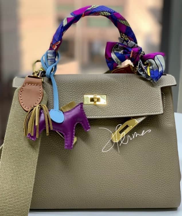ジョンチャップマンのインスタグラム：「“Quality and and service is excellent”. Adding a touch of class to a competitor's bag!  Thank you Joyce! Our English #cotton #parachute webbing #shoulder straps, make perfect accessory for any bag. Order yours now, for delivery before #Christmas  #madeinuk #madeinengland #chapmanbags #handcrafted」