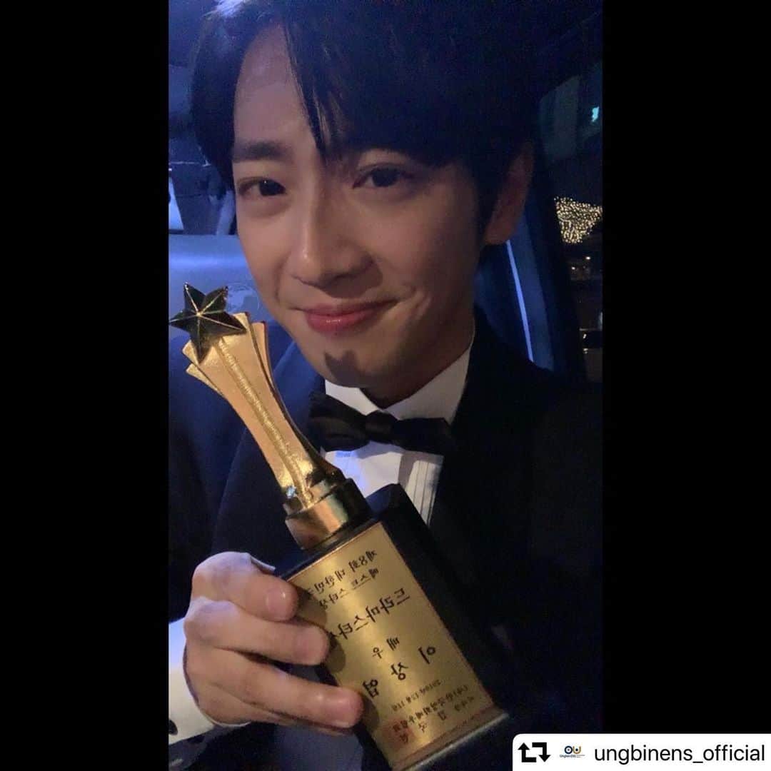 イ・サンヨプのインスタグラム：「2019 #대한민국베스트스타상 드라마스타상 받았습니다! 좋아하는 @hustlepd2 김지욱 PD님이 시상해주셔서 더 의미있었답니다!! 울 둥이들 날도 춥고 차도 많이 막혔을텐데  와서 축하해주셔서 너무 감사합니다아😭 더 열심히하겠습니다!!! 얍얍!!!!」
