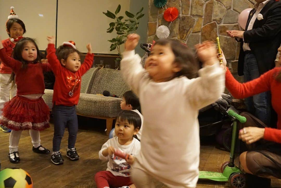 Nazukiさんのインスタグラム写真 - (NazukiInstagram)「2019.12.8🎄  ママ&ベビーダンストレーニング　2歳からダンスのクリスマスパーティー🎅🎄🎉 たくさんの親子が来てくれて、ほんとに楽しいパーティになりました🎉🎉 シャンパンから始まり、食事もありで、ママ達の交流も深まり、2歳からダンスのお披露目😊 みんなほんと可愛くてダンス好きで❤️可愛かった😍  Nazlittlekidzの3人にも踊ってもらいママ達大盛り上がり😭 そして、親子のリレー✌️ ママの本気の椅子取りゲーム✌️🤣 景品かかってるから、 汗だくなる本気ゲームでみんなが、燃えていて楽しかった😊 最後は、プレゼント交換もして、Happy Xmas🎄🎅 イベント企画するの大好きだから、ママ達子供達が楽しんでるのを見れて幸せでした💕  またこういう親子が楽しめるイベントを考えてるので、是非🆕ママさん達も来てください😊  #xmas #christmas #party #christmasparty #mamalife #mamaparty #dance #kidsdance #ダンサーママ #2歳からダンス　#親子ダンス」12月11日 20時06分 - nazuki_08