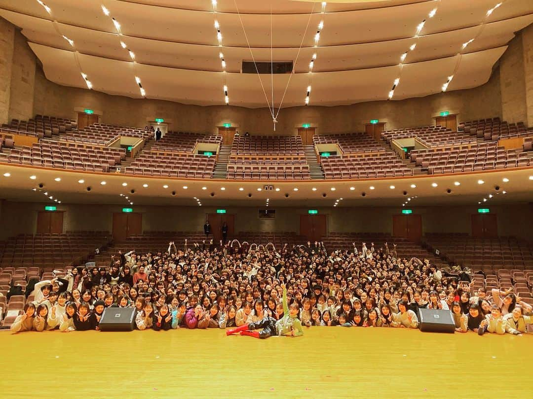 仲里依紗さんのインスタグラム写真 - (仲里依紗Instagram)「. 今日は甲南女子大学の講演会でしたぁ〜🥰❤️ たくさんのギャルズ達の前でトークしてきました😊❤️ みんな温かくニコニコで楽しかったな〜👯‍♀️💕 ありがとうございました❤️❤️❤️ . また会える日まで〜☺️ . #甲南女子大学」12月11日 20時07分 - riisa1018naka