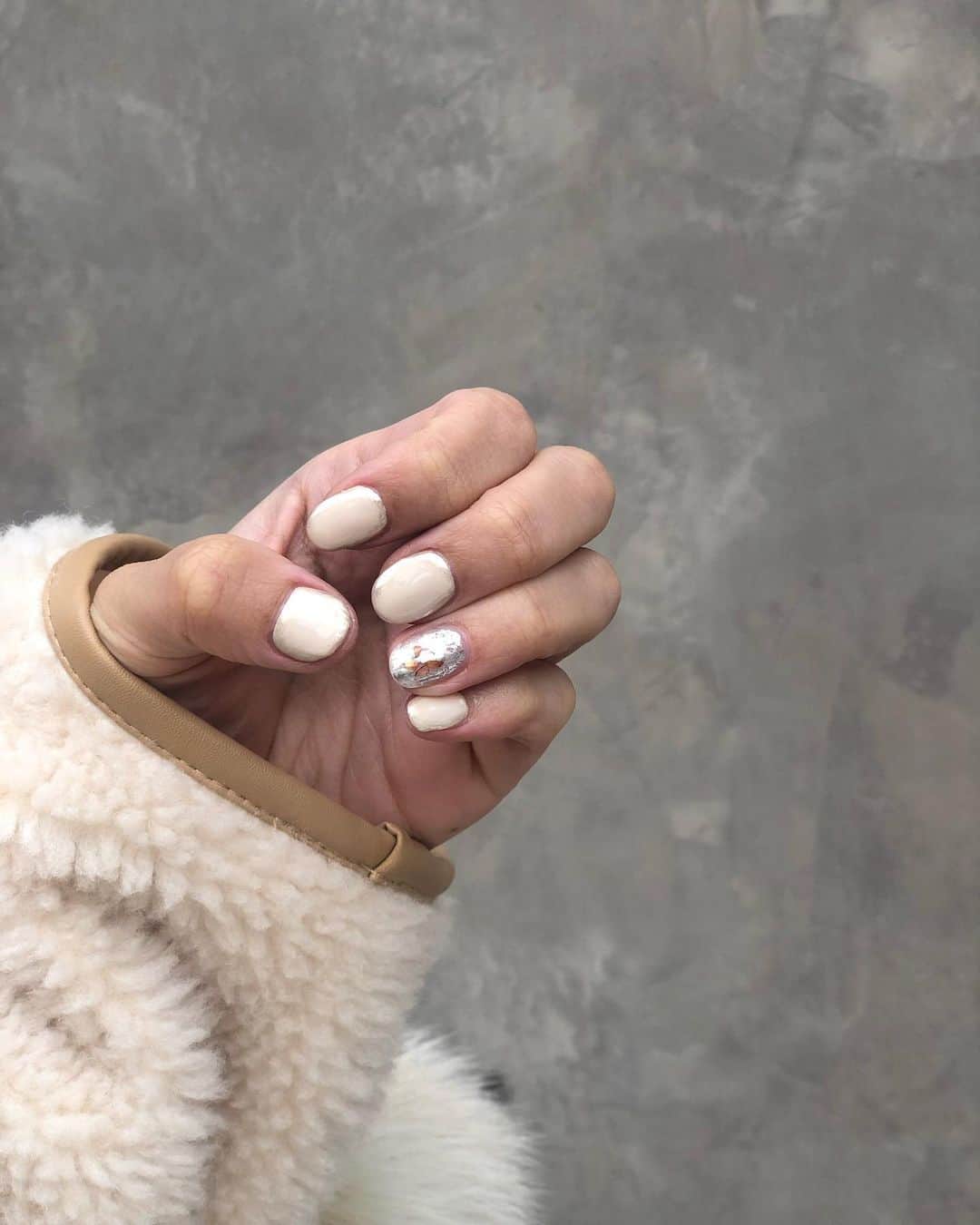 のインスタグラム：「新しいネイル・゜ アイボリーをミラーネイルで囲いました♡ ﻿ #nail #冬ネイル  #ニュアンスネイル #お洒落ネイル  #トレンドネイル #ネイル #nails #シンプルネイル #大人ネイル #カジュアルネイル #ミラーネイル #大人シンプルネイル #シェルネイル #個性派ネイル#キラキラネイル #ブライダルネイル」