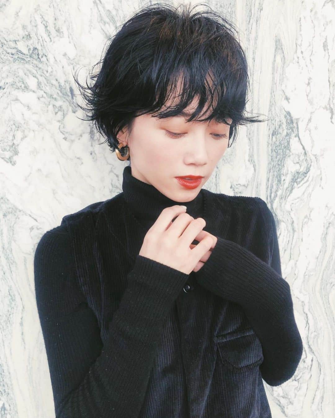 のインスタグラム：「令和元年美容院納め(多分)🧑🏻💋 パーマをかけたくてかけたくて 髪を少し伸ばしてました🤤 我慢できずにかけてしまった💕  天才 @ayakoyanagi の手によって また違ったショートになりました😎  このパーマのゆるさなら 結構いろんなスタリング楽しめそうだし その日のコーデによって ストレートより楽しめそう🥺  少しトップにレイヤーいれて ウルフ風にカットしました！ 前髪は長めで！！ 襟足と耳横を少しカール強めのパーマに あとは緩くかけてもらったよ♥️ サイドのラインが可愛すぎて お気に入りすぎる🥺 るんるんです💕💕💕 #ショートカット #ショート女子 #パーマ #美容院納め #宮城ヘア」