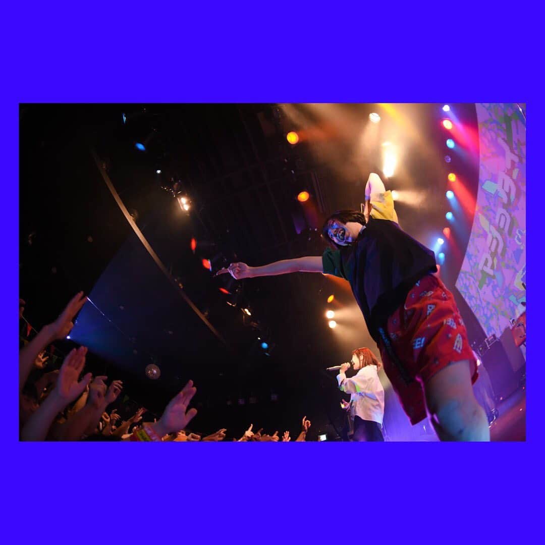 のインスタグラム：「12/11 VJ &Vocal gari生誕の日🕺 ラウドでポップな世界観をシャウトと映像で表現する変幻自在の男(妖精)🧚‍♀ ️🧚‍♂️ ステージ上での縦横無尽の動き、煽り、そしてライブ中に流れているgariが手掛ける映像をライブでみてもらい隊😷 Vo火寺バジルとのDJユニットのアゲアゲなパフォーマンスも要チェック🔥 . ⚠️12/28(SAT) COUNT DOWN JAPAN1920 19:30 MOON STAGE出演‼️ . ⚠️12/31(TUE) COUNT DOWN JAPAN1920 27:10 ASTRO ARENA DJバジガリ出演‼️ #CDJ #VJ #Vocal #ヴォーカル #シャウト #ライブ #ライブフォト #live #livephoto #livephotography #DJ #誕生日」