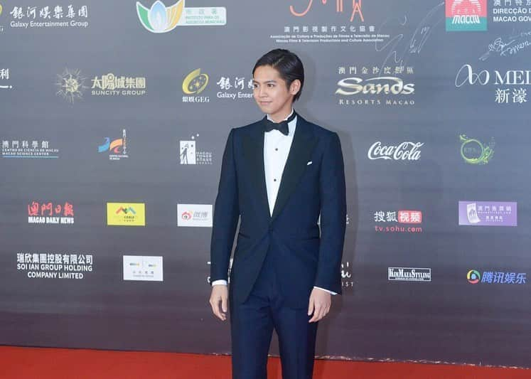 片寄涼太さんのインスタグラム写真 - (片寄涼太Instagram)「I would like to thank @variety magazine for considering as one of “The Up Next Asian Star" at International Film Festival & Awards Macau.  It is such an honor for me. 🙏✨ @iffamacao  Big thanks to all my fans for your love and support, and my staff for working together with me side by side. 🔥🔥 Thank you IFFAM, Thank you Macau !! 🎬🏆✨ with @yoona__lim 📸 #IFFAM  #IFFAM2019  #第四屆澳門國際影展暨頒獎典禮  #Macau」12月11日 20時12分 - ryota_katayose__official