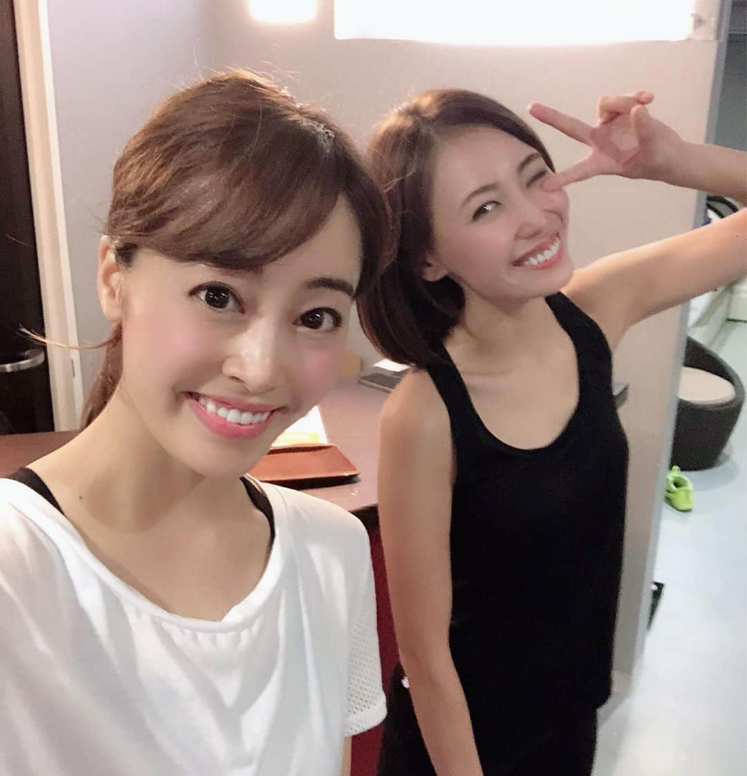 佐竹茉里奈のインスタグラム：「お仕事終わりにせいかちゃんと合流してジム行ってきました😊🏃‍♀️ 2人でやると頑張れるし楽しい✨❤️ 明日また筋肉痛かなー💦💦笑 #ジム#筋トレ#トレーニング#トレーニングウェア#筋肉全然ない#筋肉つけたい#しばらく週2で#頑張る#動画何回見ても笑える#辛い筋トレも頑張れる#せいかちゃんありがとうー#また一緒に行こうねー」