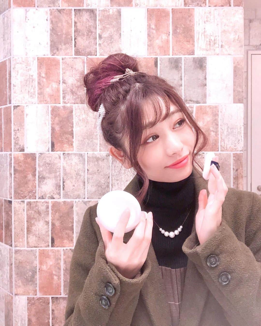 のインスタグラム：「今回 @timesecret_official 様から頂いた﻿ 『ミネラルプレストパウダー』をご紹介！👀💕﻿ ﻿ ﻿ しかも数量限定のオトクなセットになってるのー！﻿ ﻿ ﻿ お直しメイクにも最適っヾ(*´∀｀*)ﾉ﻿ ﻿ ﻿ ﻿ 口コミで話題だったから気になってはいたものの、使うのは初めてだった😳﻿ ﻿ わたしはライトオークルの色味を塗ってるよ！﻿ ﻿ ﻿ ❥❥イエローよりだったので﻿ イエベが多い日本人向きの色🎨！﻿ ﻿ ﻿ ▷▷使ってみた感想🙏💓〜 ﻿ ﻿ ✔︎パウダーは普段Tゾーンや油分の気になる場所に仕込むから、いかにテカらせないかが決め手★﻿ ﻿ これははすごく微粒子だから、﻿ パフでプッシングするだけで隙間なくのせられるのがよかった🌼﻿ ﻿ (パフの後にブラシで磨いてあげるとさらに綺麗に仕上がるので、わたしはいつもブラシを併用してます♡)﻿ ﻿ しっかり密着してくれるから、﻿ 時間が経っても油浮きしたりヨレることがなかったよ😉👌﻿ ﻿ ﻿ 粉がしっとーりしていて、乾燥が気になるこの時期にぴったりな冬限定な保湿パウダーになってるから﻿ パウダーによくある乾燥感がなかった💗﻿ つけた後の肌を触ると粉っぽくない。🙌🏻﻿ ﻿ その後コラーゲン96.7%も入ってるスプレーすると崩れないし、﻿ 2つで潤いケアできる！﻿ ﻿ ﻿ パウダーは乾燥しがちな印象もあるけど、﻿ 保湿成分も入ってるから、﻿ カサカサしたりせずに水分力のある肌にみせてくれる感じがして嬉しかった😽🌈﻿ ﻿ ﻿ 乾燥肌の私にはありがたい😭﻿ ﻿ 普通のだとさ、浮いちゃったり、﻿ よれたりするから😭﻿ ﻿ ﻿ SPF30 PA++﻿ ¥1,980(税込)﻿ ﻿ ﻿ ﻿ 以上、パウダー&ミストレポでした✍️💕﻿ ﻿ ﻿ みんなもおすすめのパウダーとかあったら教えてね(*^o^*)♡﻿ ﻿ 最後まで読んでくれて、ありがとう💌﻿ ﻿ ﻿ ﻿ ﻿ ﻿ ﻿ ﻿ #フィックスミスト #保湿パウダー #メイクキープスプレー #ベースメイク #コスメ #メイク﻿ #PR #タイムシークレット #TIMESECRET  #プレストパウダー #女子力向上委員会 #화장품 #메이크업 #화장품 #메이크업 #コスメ動画 #コスメ紹介 #makeup #コスメレポ  #プチプラコスメ #パウダーファンデーション #プチプラコスメ #コスメレポ #コスメ紹介 #コスメレビュー #ミネラルコスメ #フィックスミストコラーゲン #ミネラルモイストパウダーファンデーション」