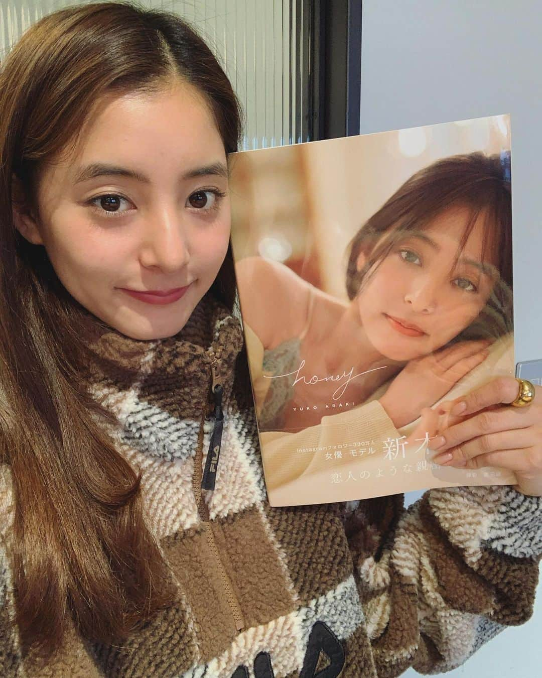 新木優子さんのインスタグラム写真 - (新木優子Instagram)「今月の15日発売の写真集"honey"の14日に行われる握手会イベントでお渡しする写真集なんですが実は‼︎ 人数限定でサインが入っています☺️ イベントまであと少し、、☺️ 待ち遠しい、、♡ みなさまお楽しみに❤️」12月11日 20時25分 - yuuuuukko_