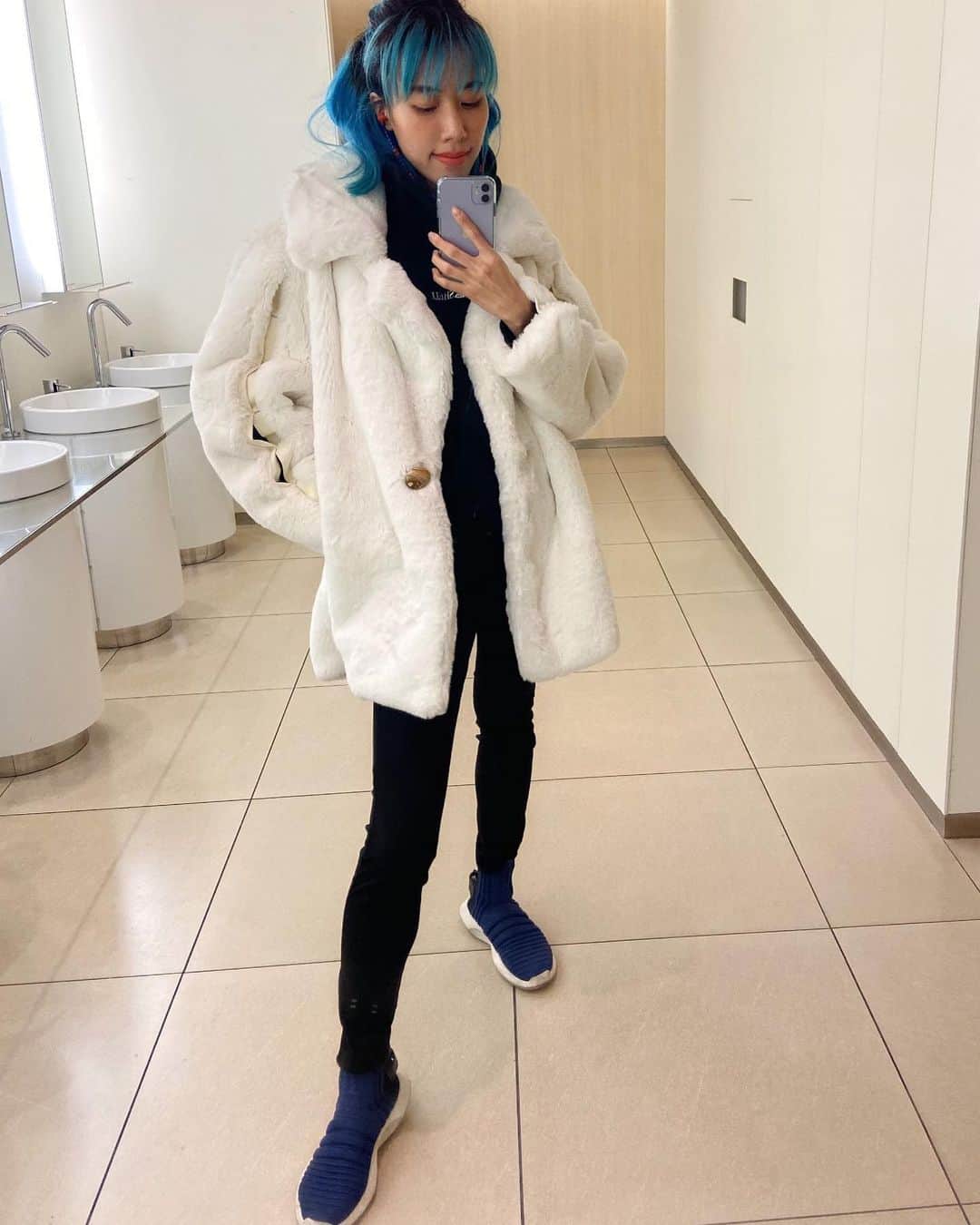 草野絵美のインスタグラム：「leggings☃️ 上だけオーバーサイズみたいな格好が多いアタクシ☃️ この冬は毎日ヒートテックのレギンスで生きていくことに決めました。快適すぎる🤭 . #leggingwinter」