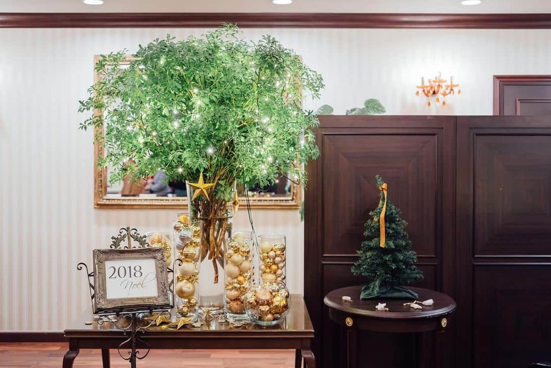 神戸セントモルガン教会さんのインスタグラム写真 - (神戸セントモルガン教会Instagram)「KOBE St.MORGAN CHURCH【Xmasミサ＆ノエルのご案内】※食事会ノエル残席わずか！  皆さま、こんばんは。12月24日クリスマス・イヴのイベントのお知らせです！大変ご好評頂いております「食事会ノエル」ですが、お客様のキャンセルなどもあり数席の空きが出ました。是非ご興味のある方はお早めにご予約くださいませ♪ ★☆ノエルのご案内☆★　＊予約制＊《日時》2019年12月24日（火）■1部目：15時30分〜18時00分 予定　※現状空き状況10組■2部目：19時30分〜22時00分 予定　※現状空き状況12組・組数　各25組・料金…￥16,000-（税サ・ドリンク込）／大人1名様※各部Menu内容は同じです※お子様料理の用意も可能です※完全予約制※先着順にて承ります　定数になり次第、締め切りとさせて頂きます旨ご了承くださいませ《予約方法》＊「メール予約のみ」となります。・挙式日・お名前・希望時間（1部目or2部目）・参加人数をメールアドレス【post@st-morgan.jp】までご連絡くださいませ。なお、メール送信2日経過後にこちらからの返信がない場合は、大変お手数お掛け致しますがお電話頂きますようお願い致します。（TEL.078-326-4500）★☆クリスマスミサのご案内☆★　＊予約不要＊《日時》2019年12月24日（火）18時30分〜 約30分※18時00分に開場致します※小さなお子様連れでのご参加大歓迎です♪以上、皆様のご来館を楽しみにお待ちしております☆彡神戸セントモルガン教会　スタッフ一同 ※画像はイメージです。」12月11日 20時21分 - kobe_st.morgan_church