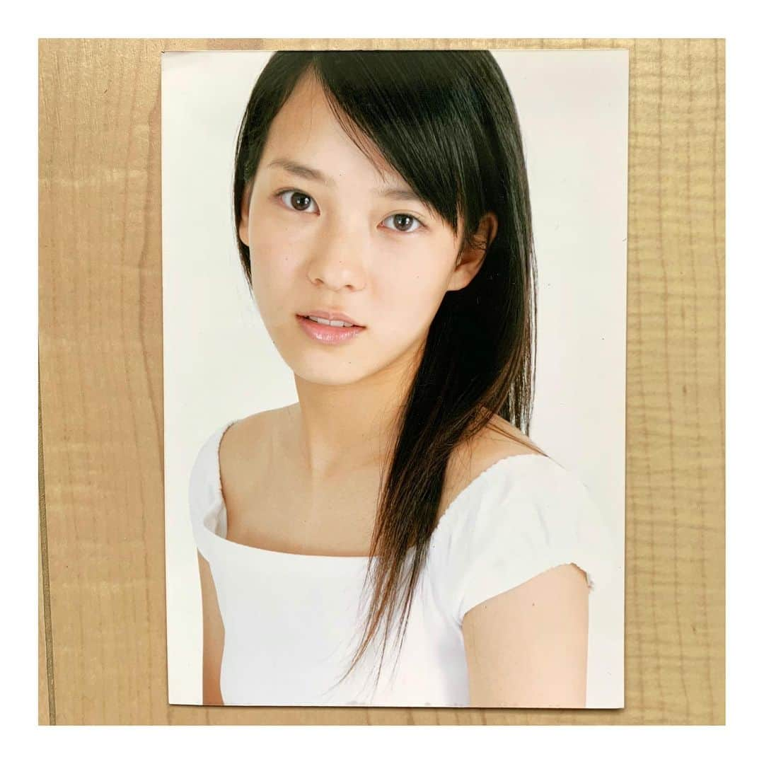 奈津子さんのインスタグラム写真 - (奈津子Instagram)「ねー、見てください！事務所が営業などに使ってくれる宣材写真。生まれて初めてプロのチームに撮影してもらった15歳の頃のものから、アイドル時代、卒業後、今と、これが全てじゃないんですがザクザクでてきて、、、中々遍歴が濃くてなんか凄いです😳本当顔って変わるな… ・ #家電 #家電好き #家電女優 #奈津子」12月11日 20時21分 - natsuko_kaden