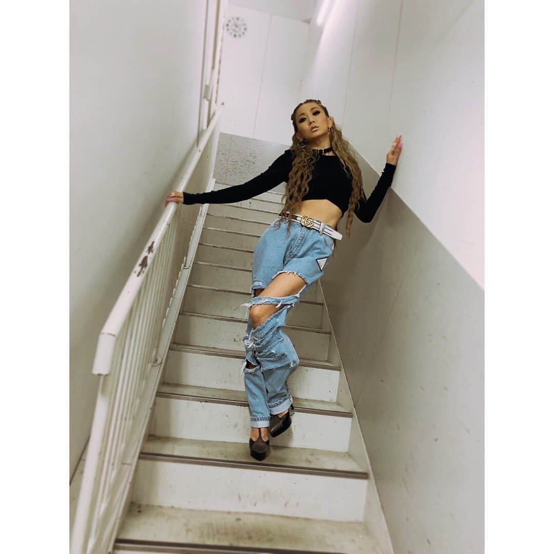 倖田來未さんのインスタグラム写真 - (倖田來未Instagram)「「PONY STONE × KODA KUMI CUTOUT JEANS」﻿ ﻿ こちらは、皆さんが着てくれた時に短すぎ問題を懸念して、少し長めに作りました！笑笑 ﻿ それでも短いという方はぜひ、ツアーの時に私が履いていたバイカーパンツ、通称短いレギンスを中に見せる感じで履いてもかわいーとおもいます！！﻿ ﻿ こんな破れてるデニムパンツは、ここだけです！笑笑﻿ スニーカーでもパンプスでもきゃわたんになれるデニム！！です！﻿ ﻿ なんだか夢のコラボやのに、ネームコラボしているオリジナルラベルもついてます！！﻿ ﻿ #ponystone #倖田來未 #コラボ #CUTOUTJEANS #大好きなブランド #オーンリーワン #お洒落 #ファッション #Mサイズ着用 #kodakumi」12月11日 20時34分 - kodakumi_official